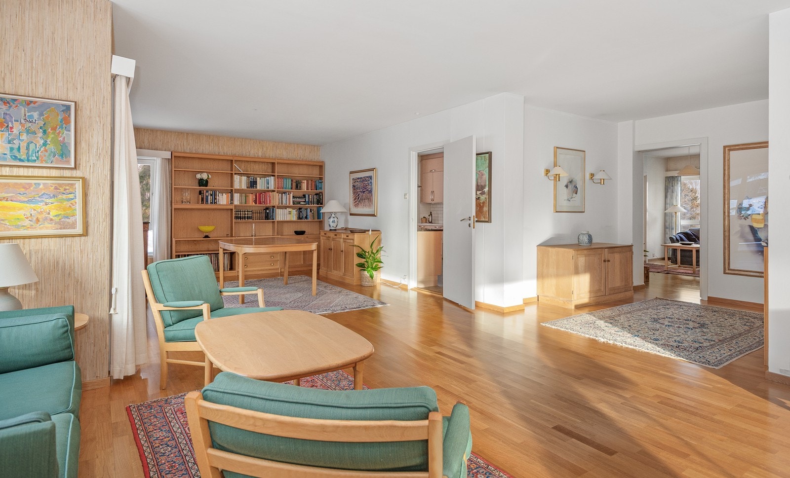 Lyset flommer inn de store vinduene - leiligheten har som nevnt vinduer mot alle 4 vindusretninger Galleribilde