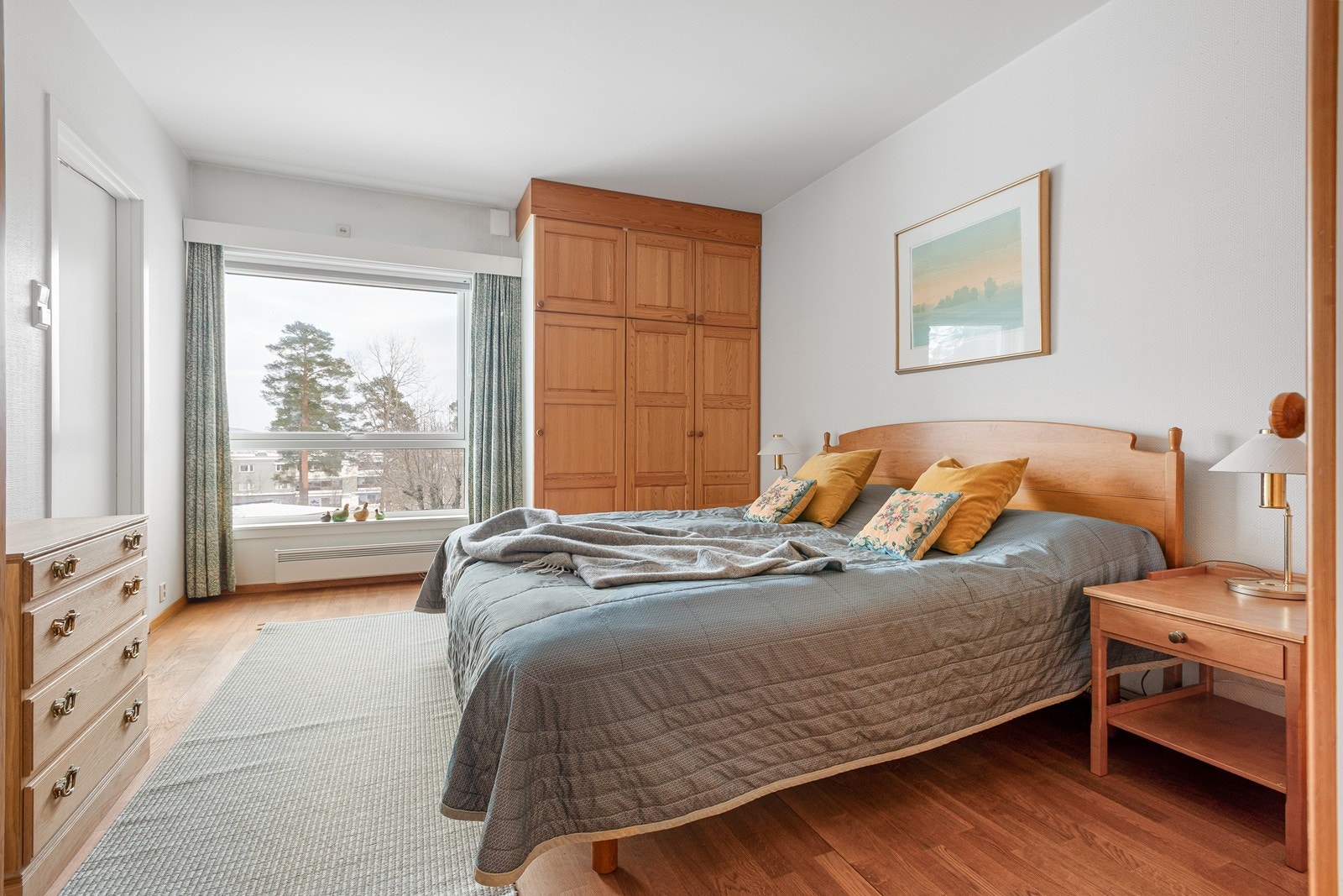 Romslig hovedsoverom med store garderobeskap, flott utsikt og bad en-suite Galleribilde