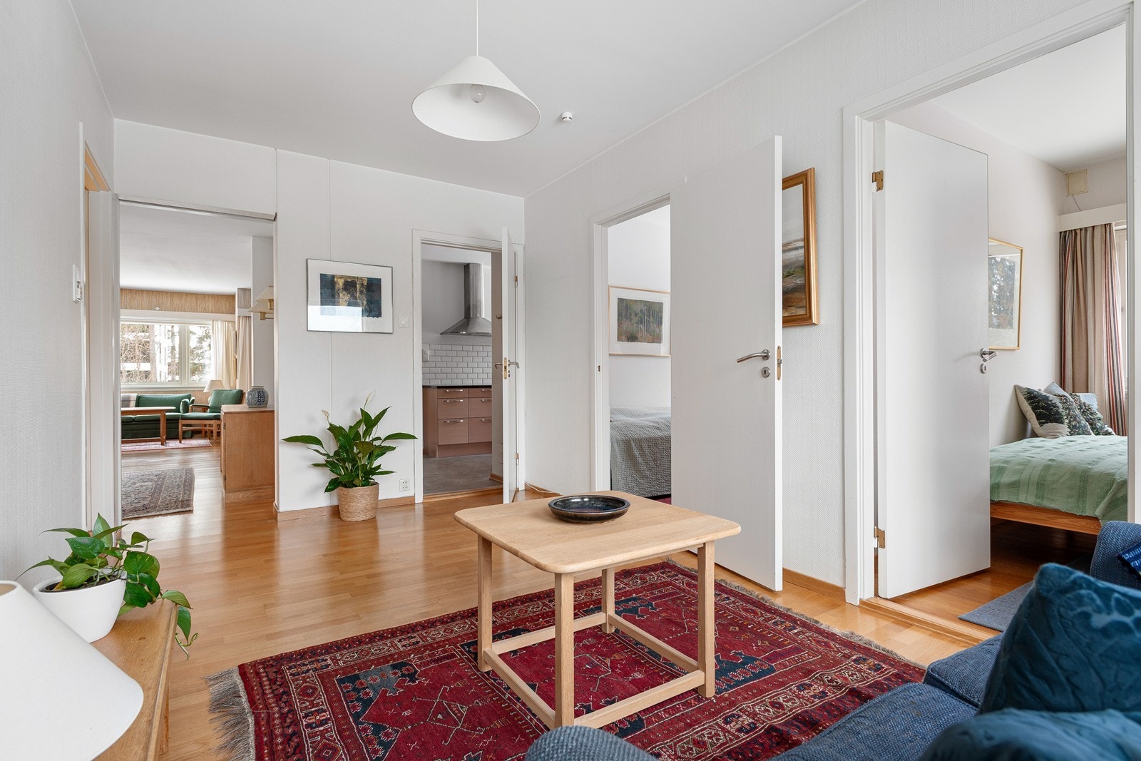 TV- stue med store vindusflater og inngang til både hallen, kjøkken, de 2 soverommene og bad 2 Galleribilde