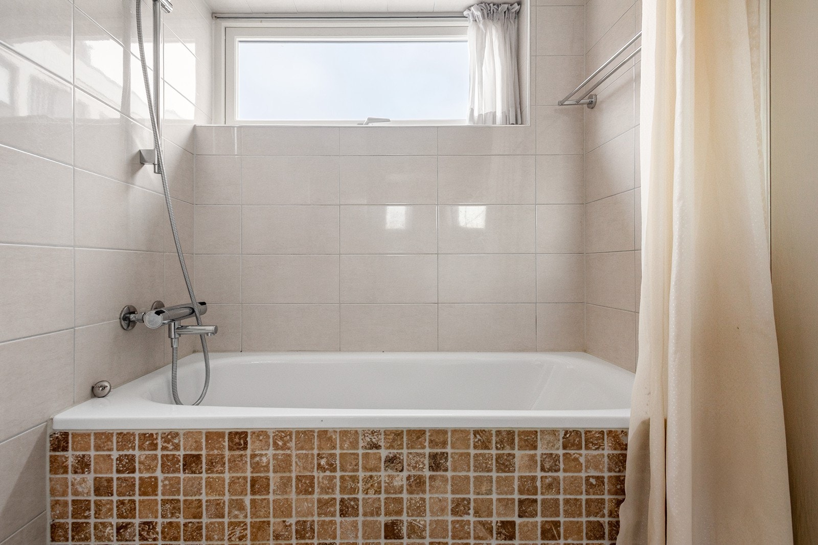 Badet (renovert 2012) med direkte inngang fra hovedsoverommet har både toalett, servant og badekar. I likhet med hovedsoverommet har også badet morgensol og flott utsikt mot Grefsenkollen Galleribilde