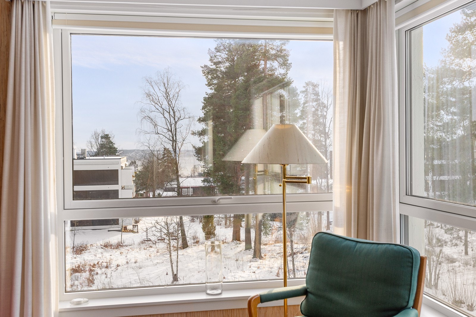 Utsikt fra stuen mot Oslofjorden og det store åpne grøntarealet omtalt som "atriet" av sameiet. Her flommer sollyset inn hele dagen! Galleribilde