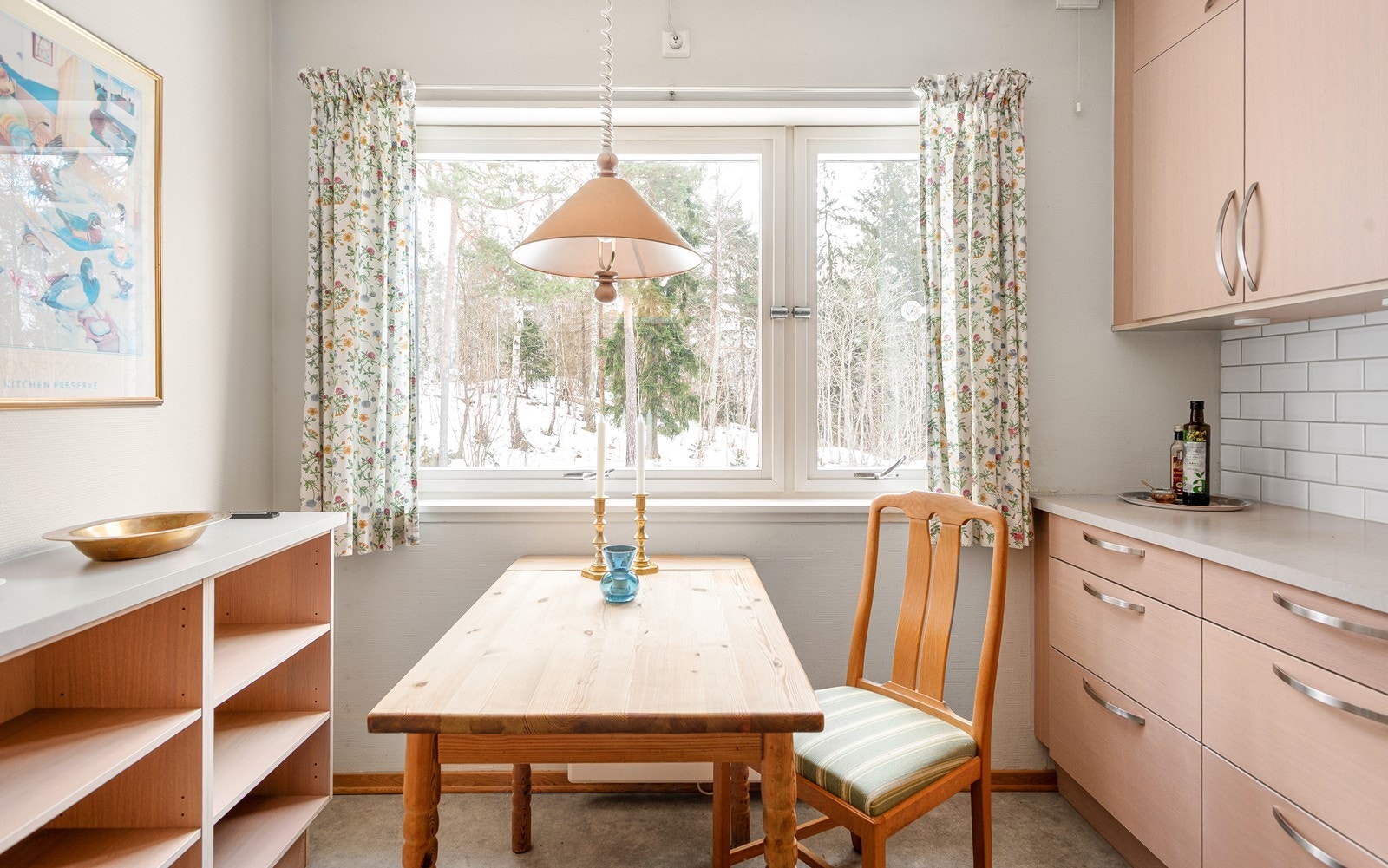 Gjennomgående kjøkken med koselig spiseplass ved vindu ut mot skogen, diverse integrerte hvitevarer og innredning fra HTH (plass til vaskemaskin og grovvask har du også) Galleribilde