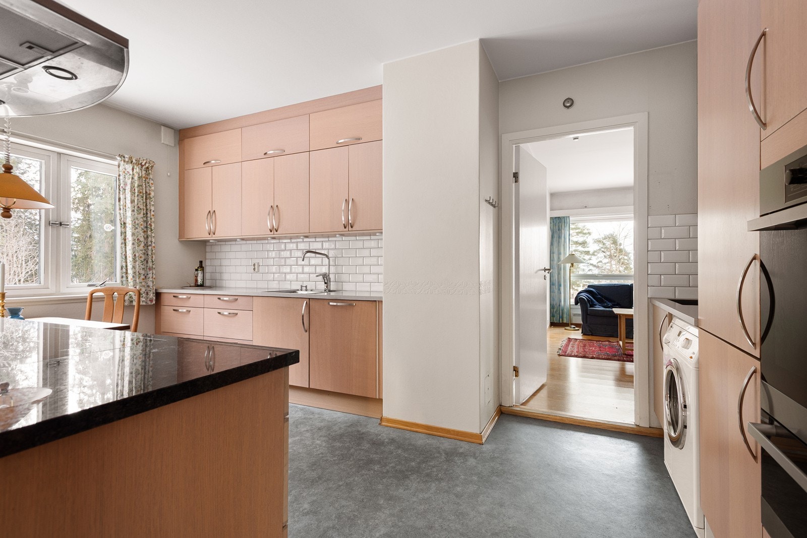 Gjennomgående kjøkken med koselig spiseplass ved vindu ut mot skogen, diverse integrerte hvitevarer og innredning fra HTH (plass til vaskemaskin og grovvask har du også) Galleribilde