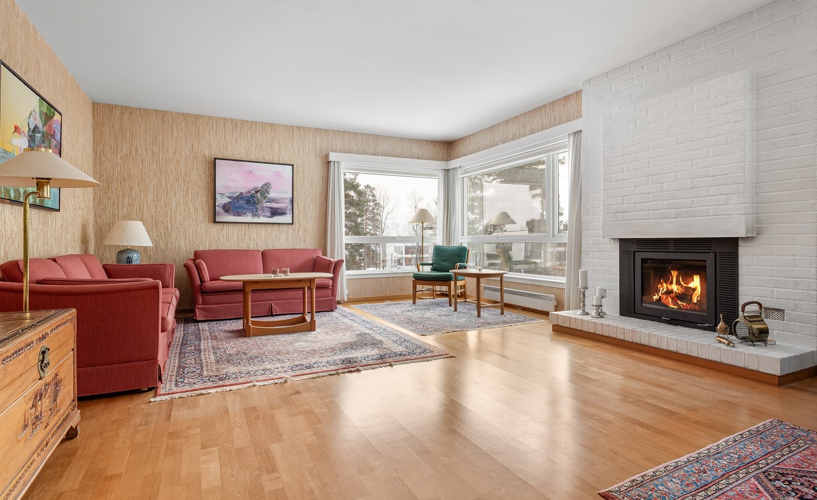 Lys og trivelig stue med peis og store vinduer mot syd og vest. Eksklusiv Biri-tapet gir "varme" til rommet Galleribilde