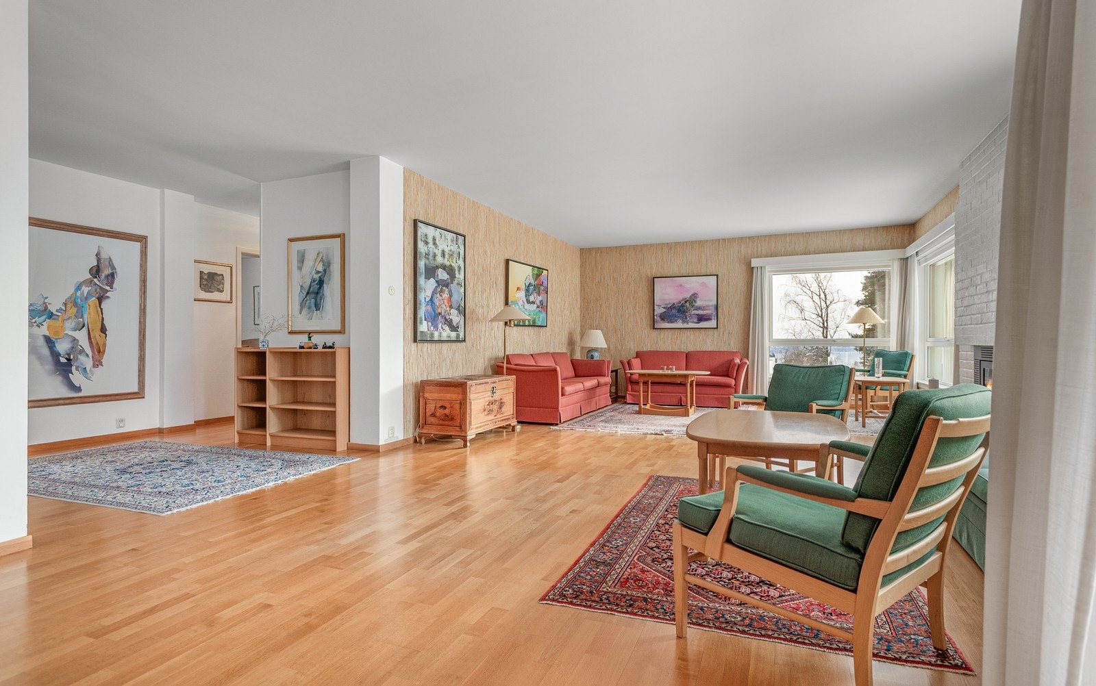 Stuen har god plass til store og/eller mange møbler - i tillegg godt med veggplass for kunsten du kanskje vil ha med deg fra der du bor i dag! Galleribilde