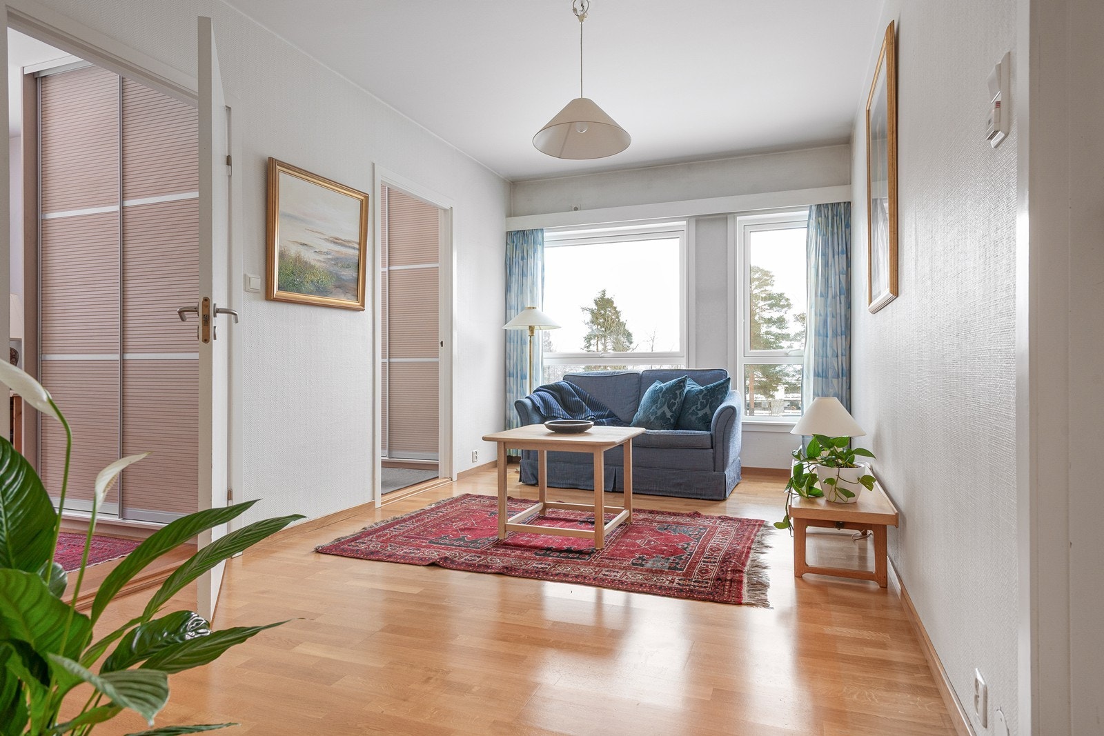 TV- stue med store vindusflater og inngang til både hallen, kjøkken, de 2 soverommene og bad 2 Galleribilde