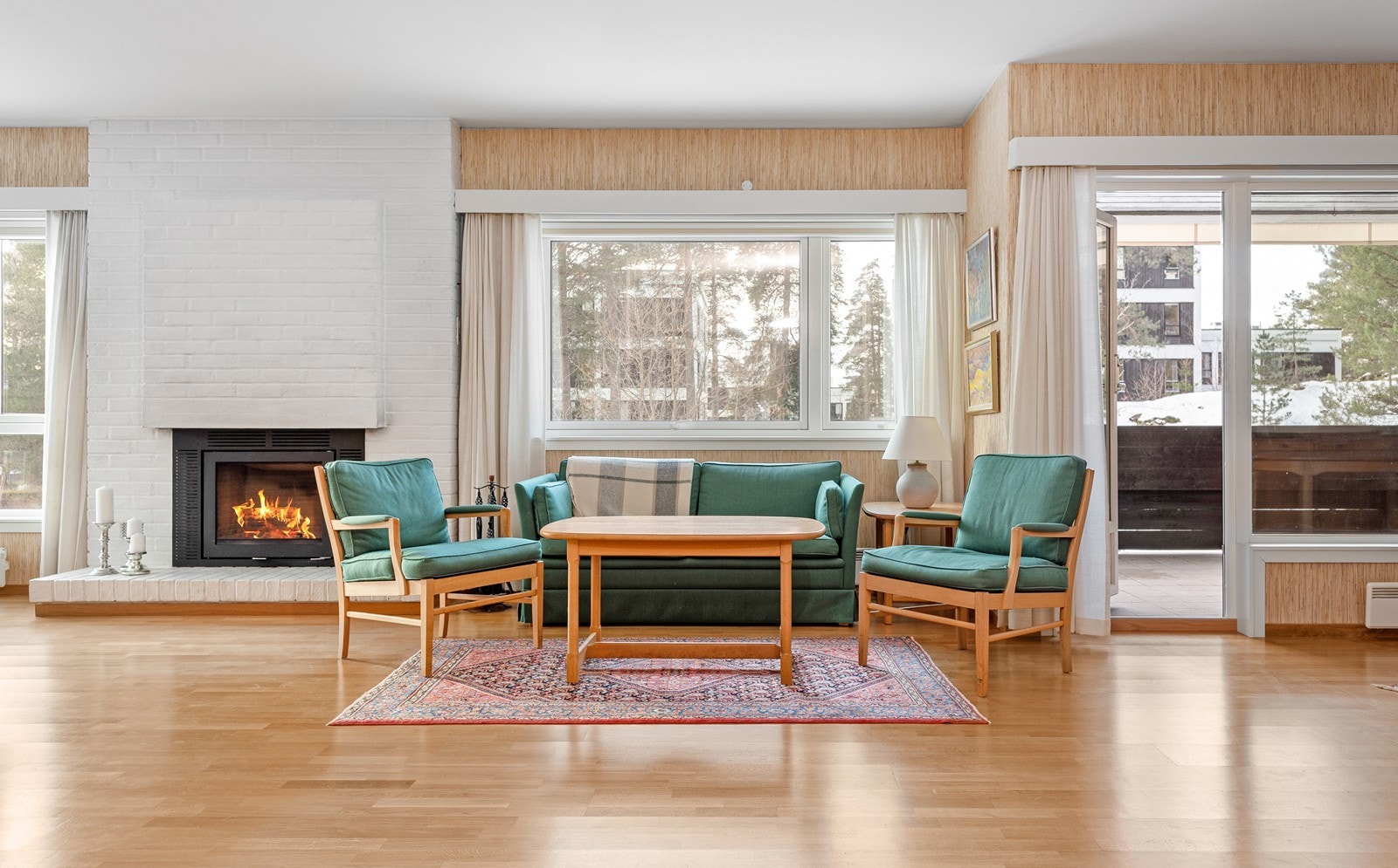 Midtstuen med utgang til balkongen og koselig peis med innsats Galleribilde