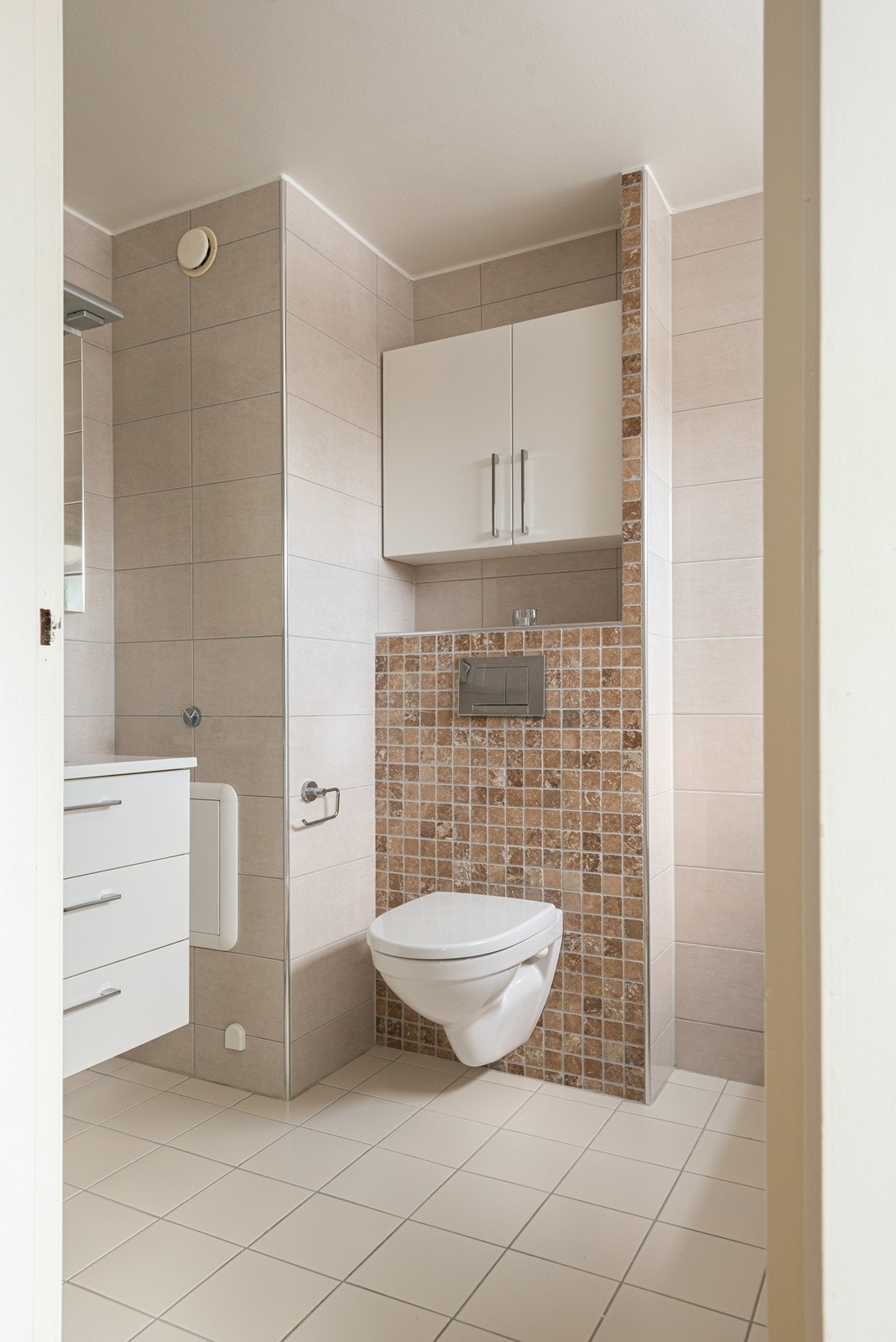 Badet (renovert 2012) med direkte inngang fra hovedsoverommet har både toalett, servant og badekar Galleribilde