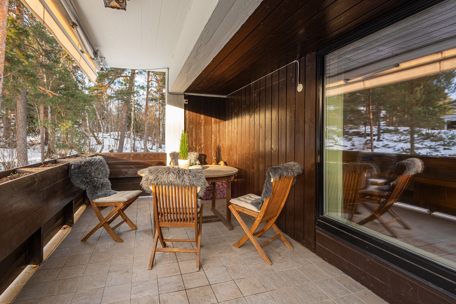 Stor og fin vestvendt balkong - helt usjenert og helt inntil skogen! Galleribilde