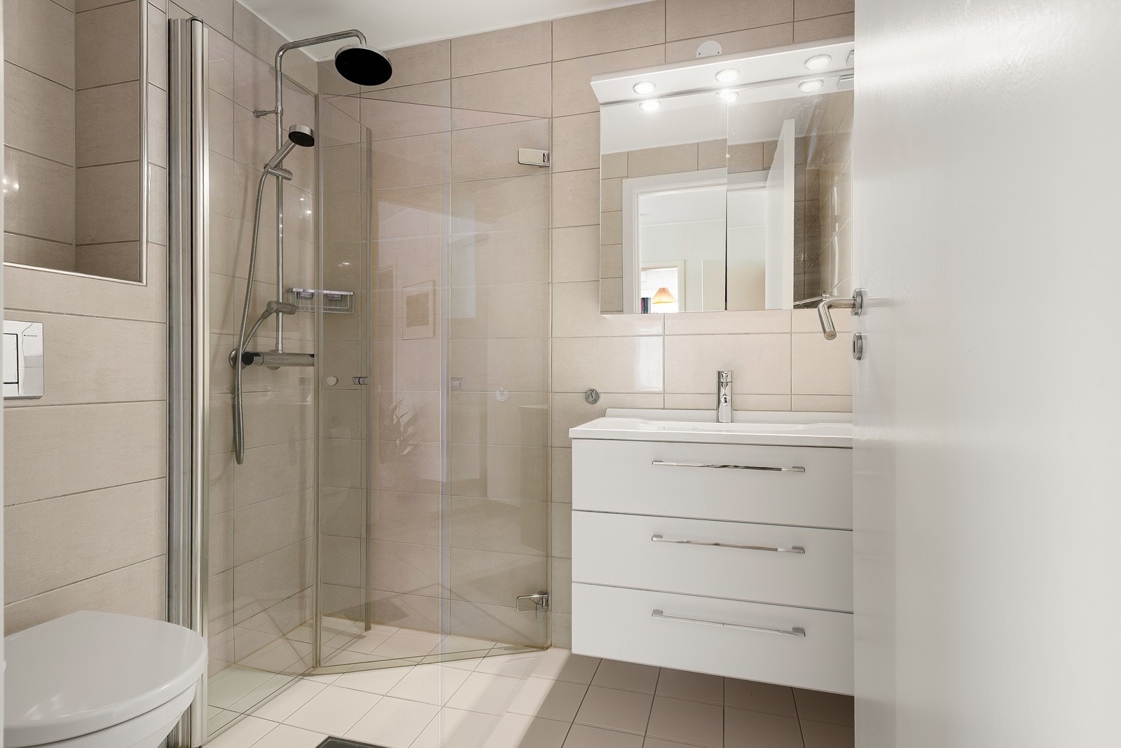 Bad nr. 2 (renovert 2012) med inngang fra TV-stue (renovert 2012) Galleribilde