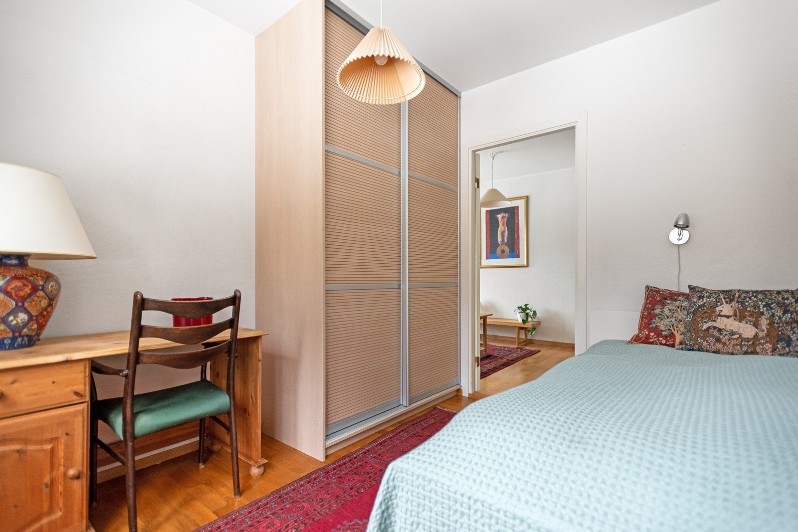 Soverom nr 2 med takhøye skap og utsikt mot skogen Galleribilde