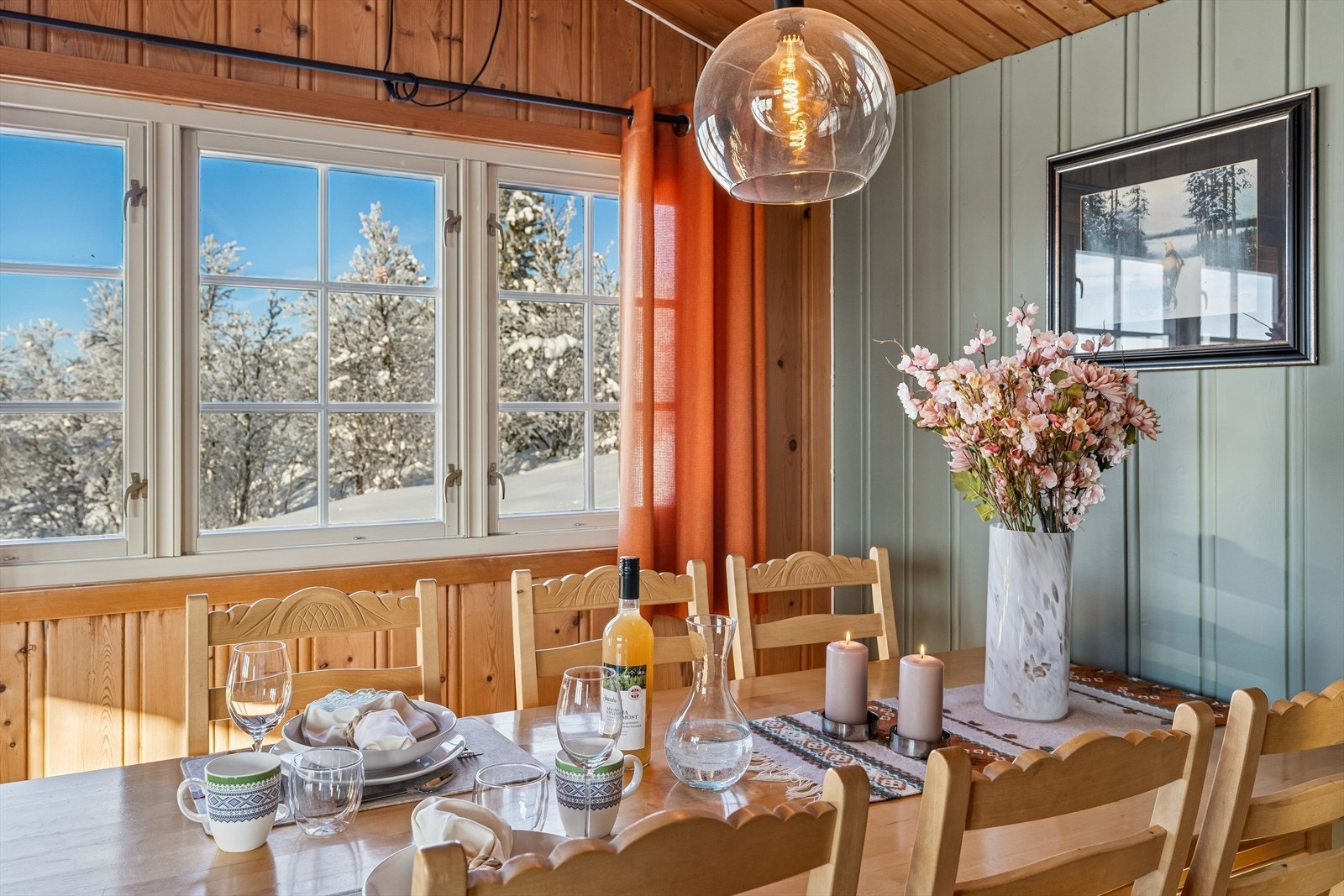 Frokosten nytes gjerne rundt spisebordet med utsikt mot omkringliggende natur. Galleribilde