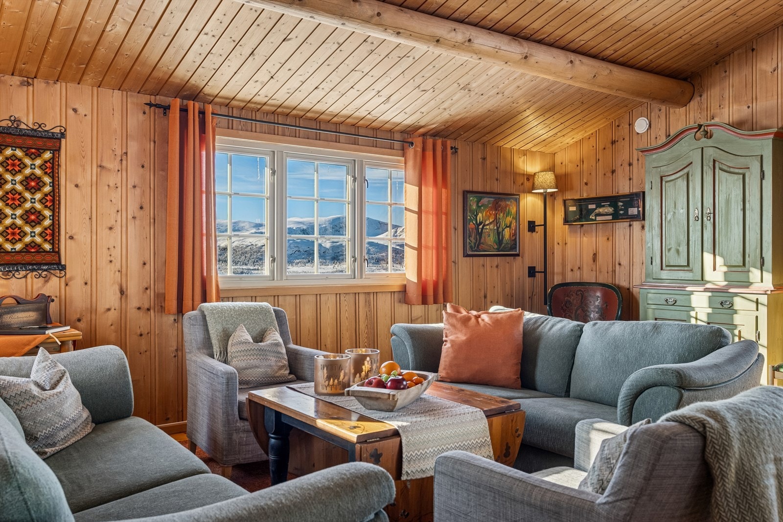 ...... Et hjørne for hygge, med utsikt til roen utenfor. Galleribilde