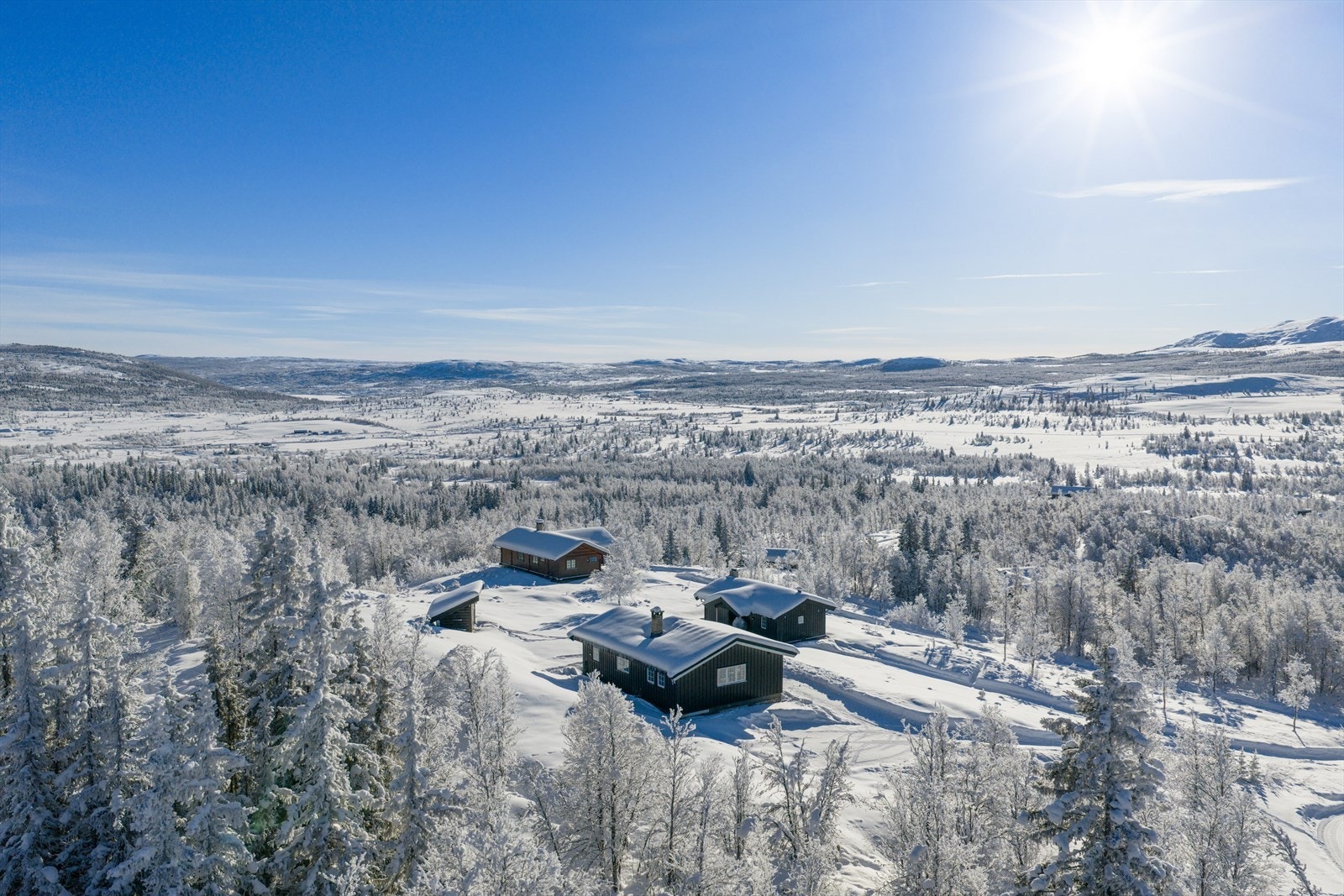"Bjørkhaug" som eiendommen heter, ligger åpent og solrikt til ca. 950 moh. med panoramautsikt til bla. Ålfjell, Grønnsenknippa, Bukonofjellet, Gilafjellet, Grindane og Sørre Syndinvannet. Galleribilde