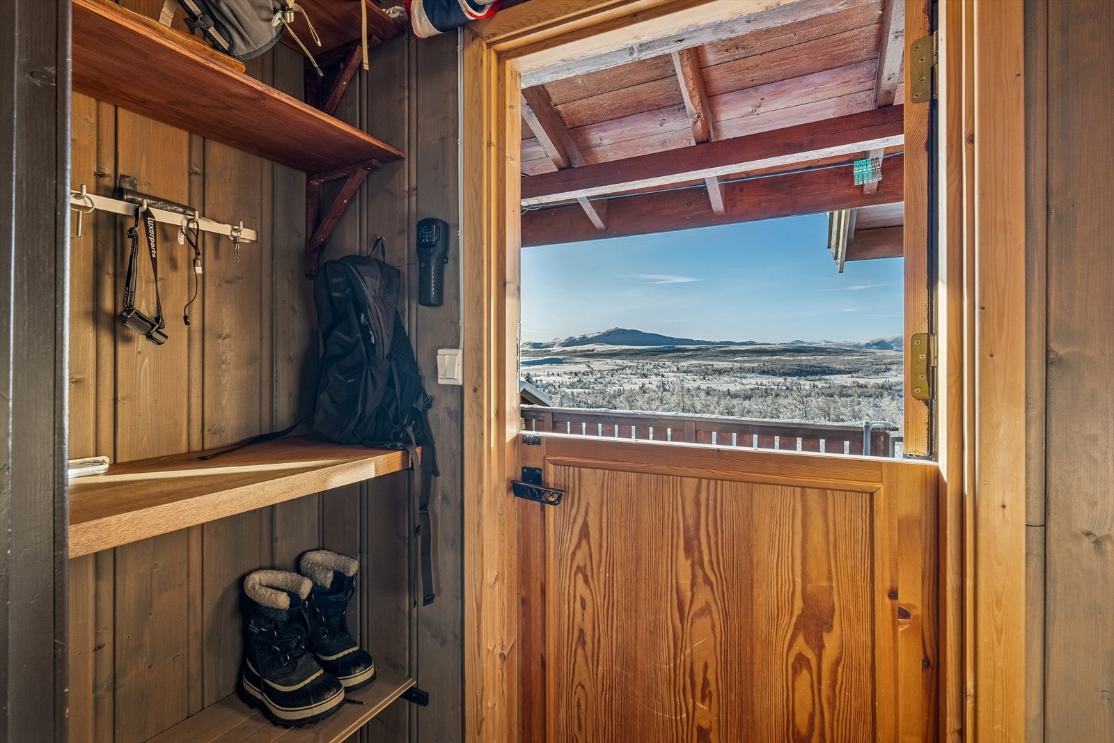 Fra inngangspartiet kommer man inn i liten entré med mulighet for å henge av seg yttertøyet. Galleribilde