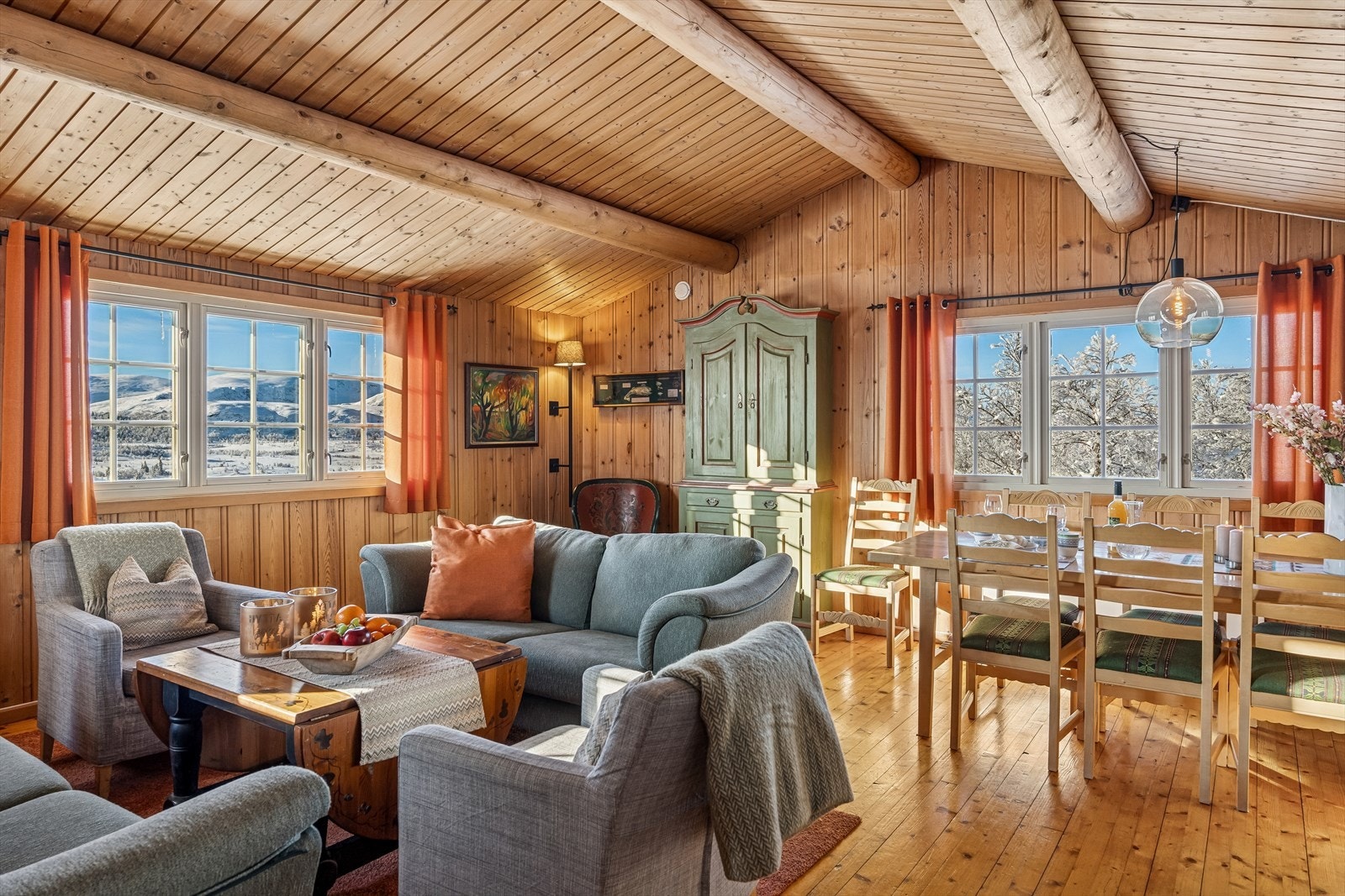 Stua har god plass til koselig sofakrok og et stort spisebord som begge gir en fin ramme for hyggelige måltider og andre familieaktiviteter. Galleribilde