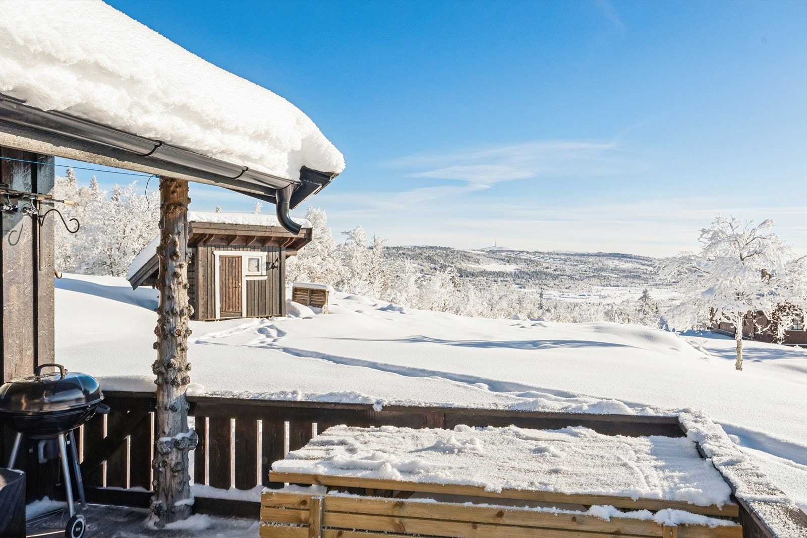 Hytta har inngangsparti/terrasse med plass til liten sittegruppe. Galleribilde