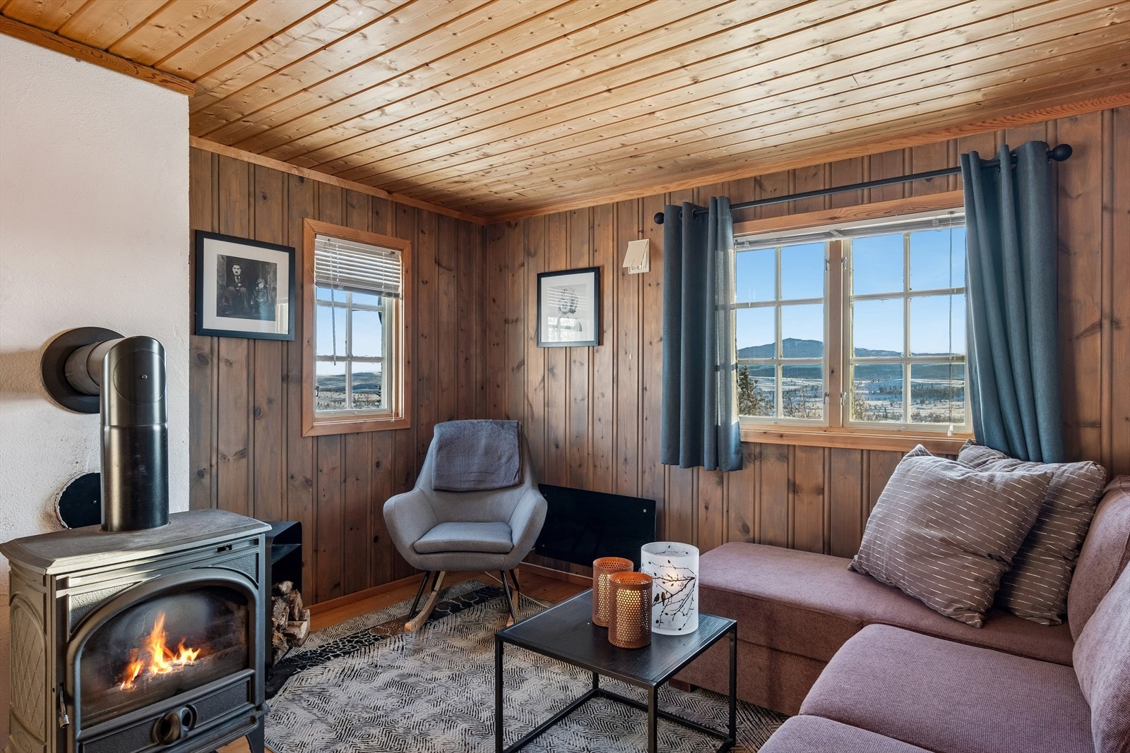 En kombinert parafin/vedovn sørger for god varme og en hyggelig stemning i rommet. Galleribilde