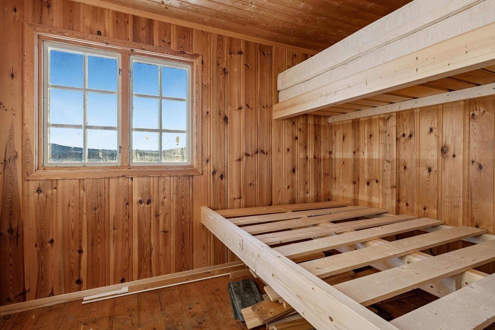 Det disponible rommet er innredet med familiekøye, men rommet er ikke godkjent til oppholdsrom. Galleribilde