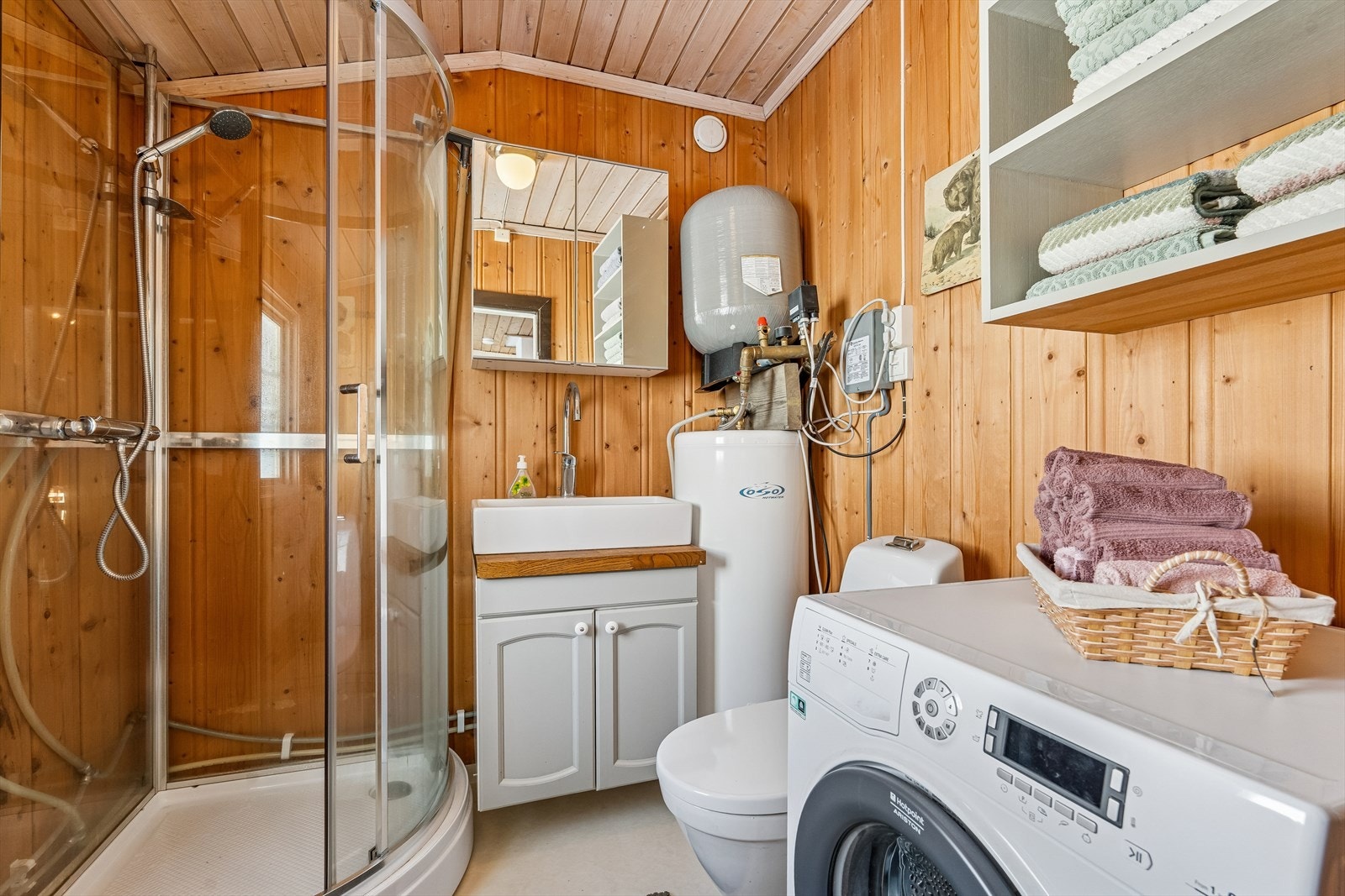 Badet har servantskap i folierte plater, benkeplate i eik og overskap med speil. Her er også toalett, dusjkabinett og opplegg for vaskemaskin. Galleribilde