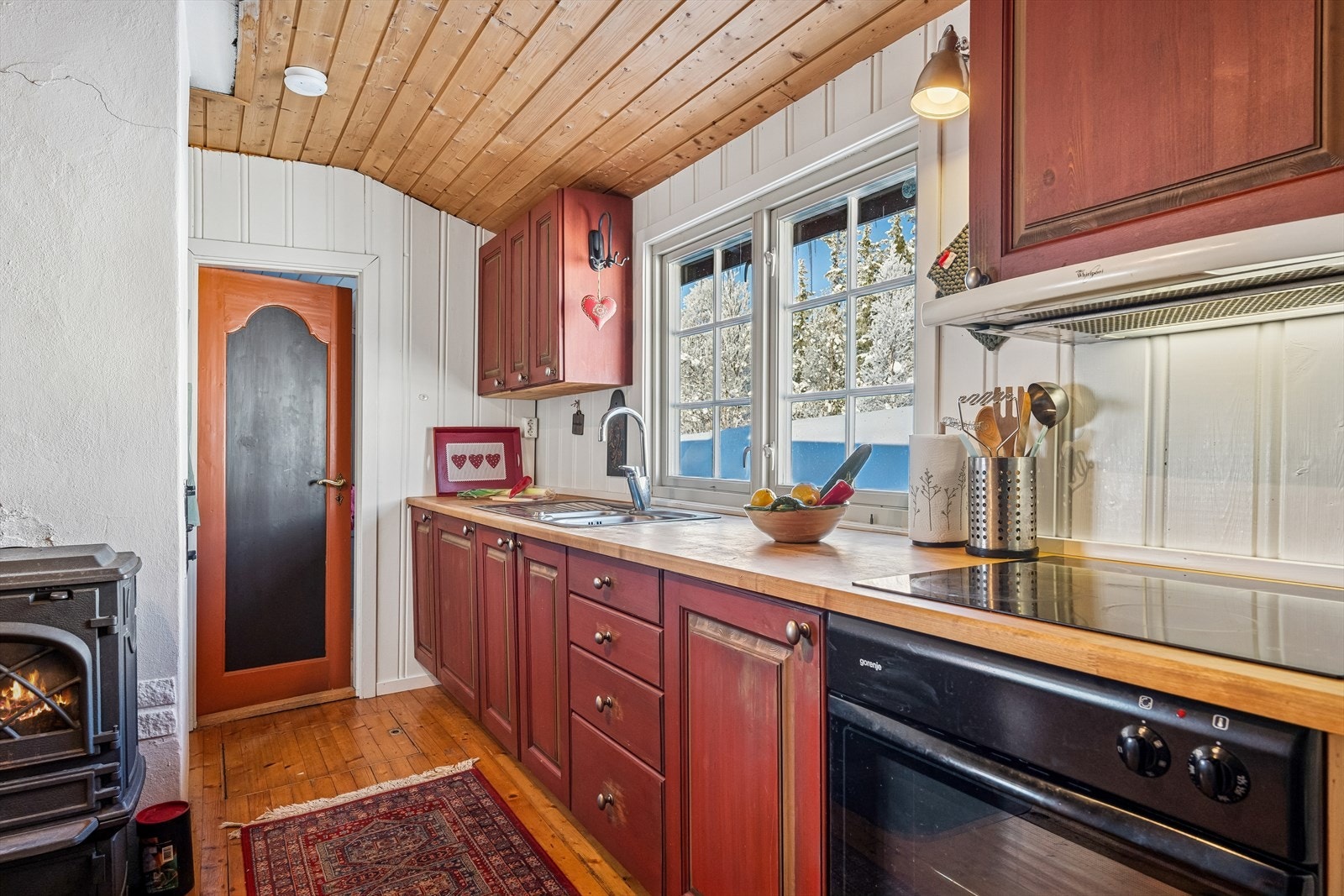 En peisovn med glassdør gir ekstra varme i rommet på kalde dager. Galleribilde