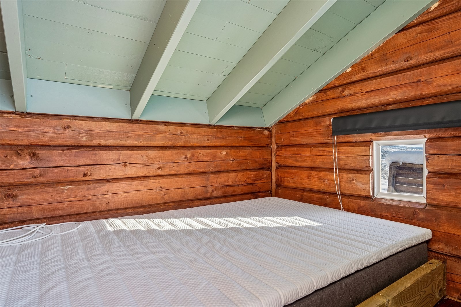 Boden er nå innredet med seng, men rommet er ikke omsøkt eller godkjent for soverom/boareal. Galleribilde