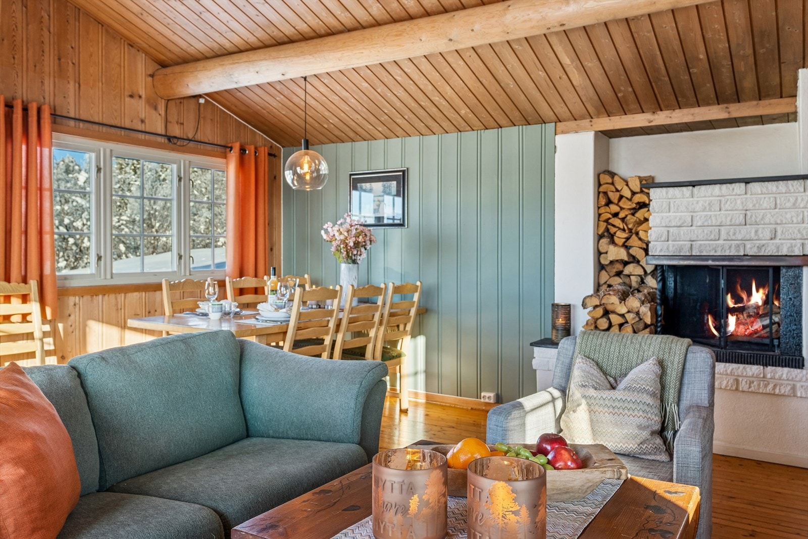 Den rausta himlingen med fine tømmeråser gir stua en god og luftig romfølelse. Galleribilde