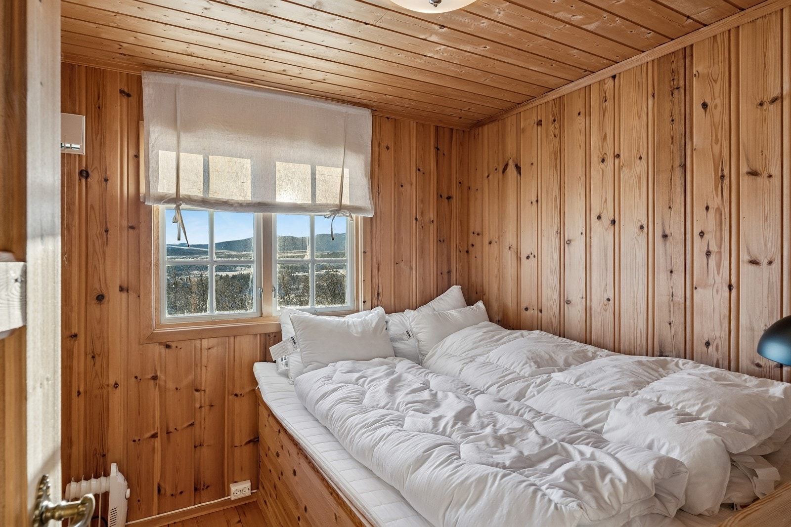 Annekset har ett soverom og ett disponibelt rom. Soverommet har plassbygd 1,20 seng. Galleribilde