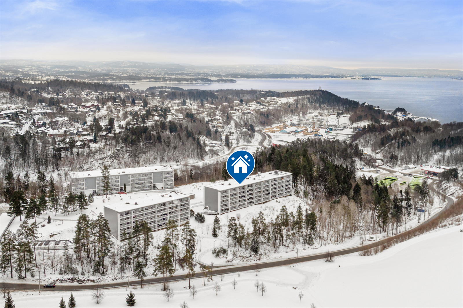 Leiligheten ligger i et etablert og rolig boligområde med store, grønne fellesarealer. Galleribilde