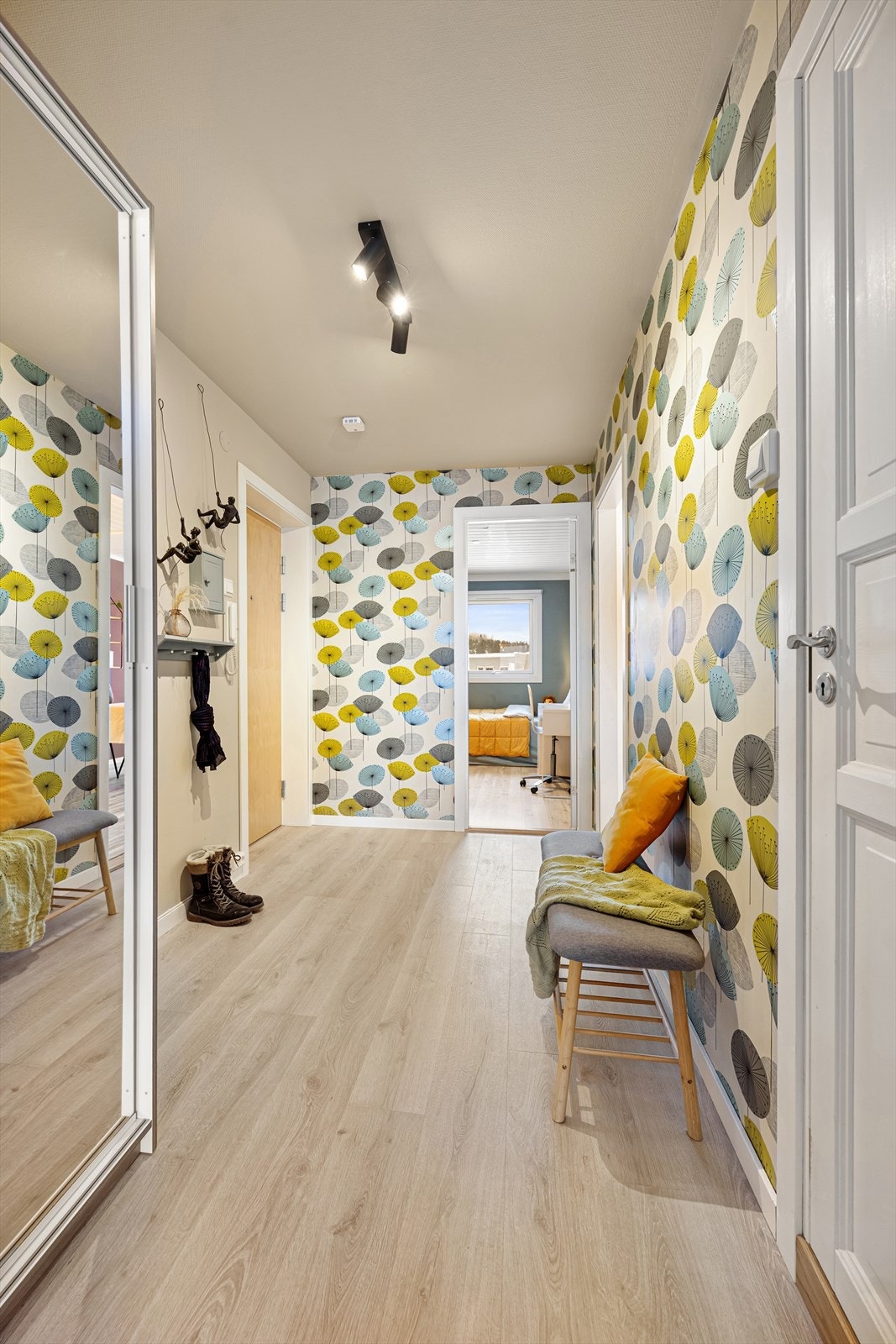 Entréen har, i likhet med stuen, enstavs laminatgulv lagt i 2022. Galleribilde