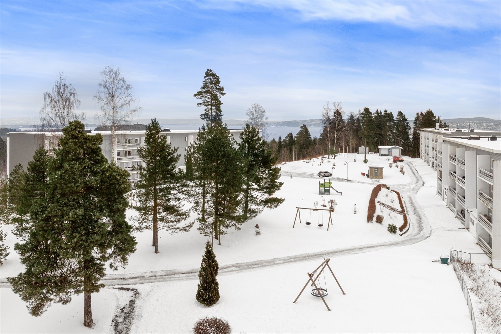 Sameiets fellesarealer er pent opparbeidet med lekeplasser og sittegrupper. Galleribilde