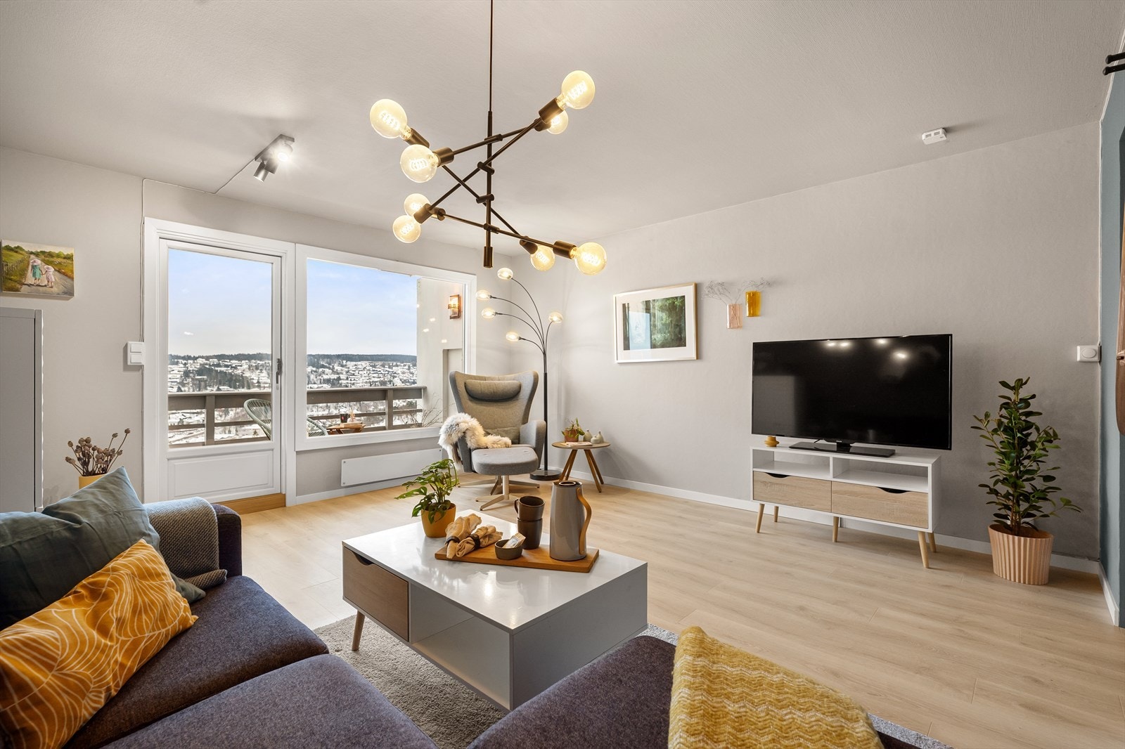 Balkongdøren fra 2020 åpner opp stuen mot den store uteplassen med utsikt over fjorden. Galleribilde