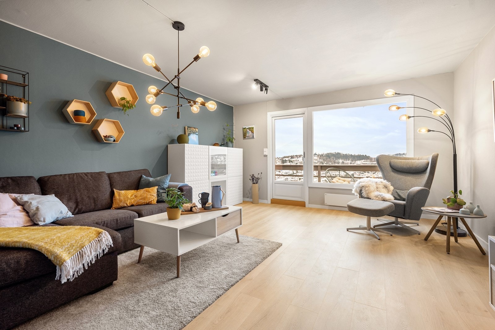 Stuen er lys og romslig med nytt enstavs laminatgulv fra 2022. Galleribilde