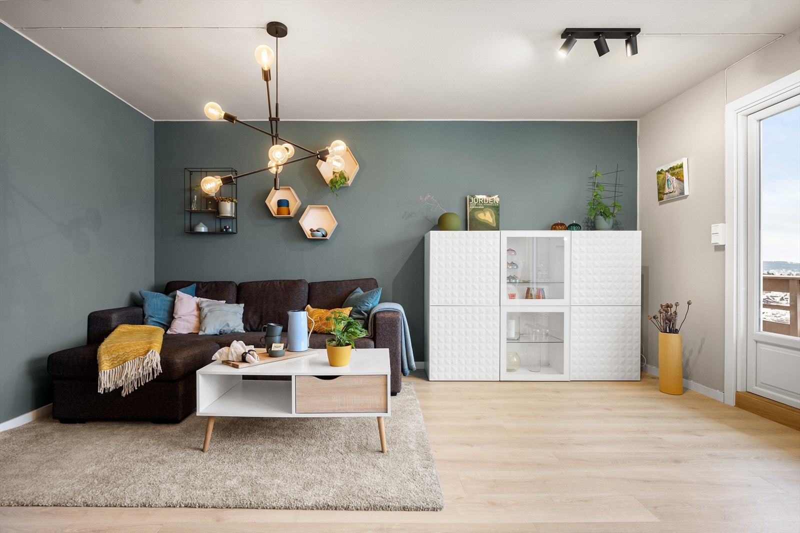 De vide vindusflatene sørger for rikelig med naturlig lys og en god atmosfære. Galleribilde