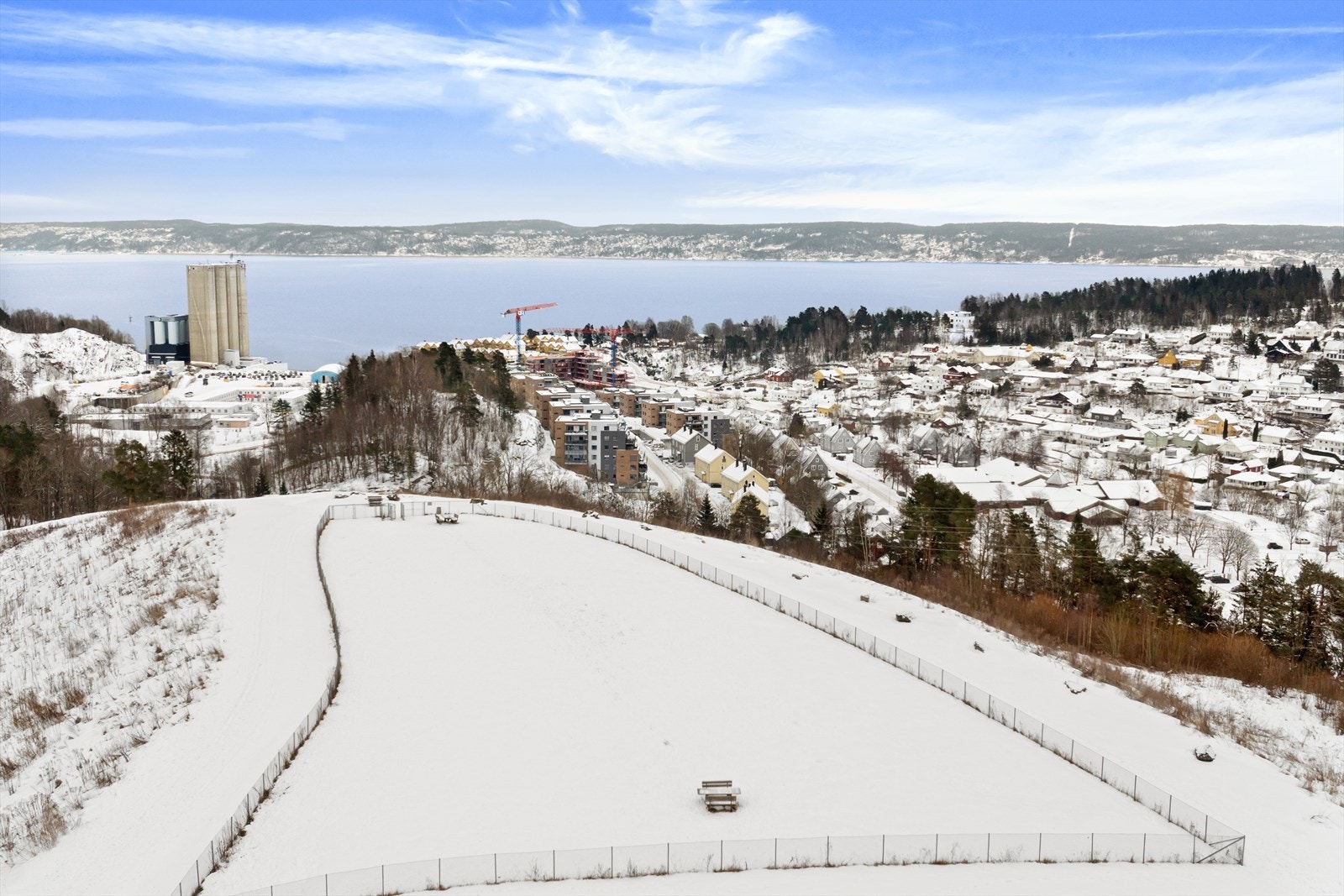 Fra boligen er det kort vei til hundeluftegård og Slemmestad sentrum med kjøpesenter og div. servicetilbud. Galleribilde