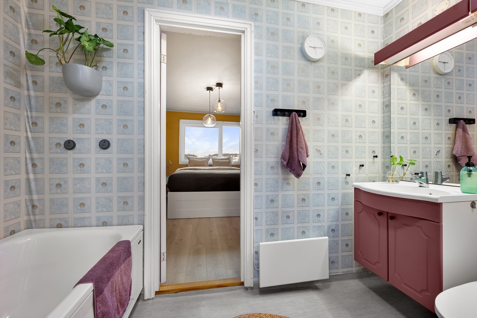 Bad nr.2 er av eldre alder og ligger i suiteløsning til hovedsoverommet. Galleribilde