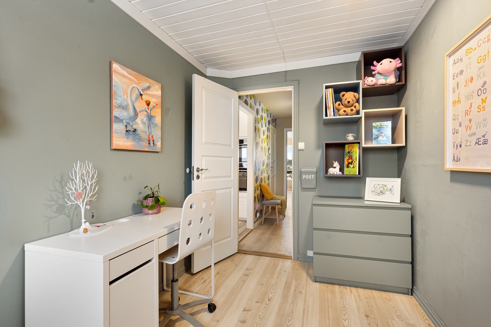 Leiligheten har tre soverom som gir fleksibilitet for familier eller de som ønsker hjemmekontor. Galleribilde