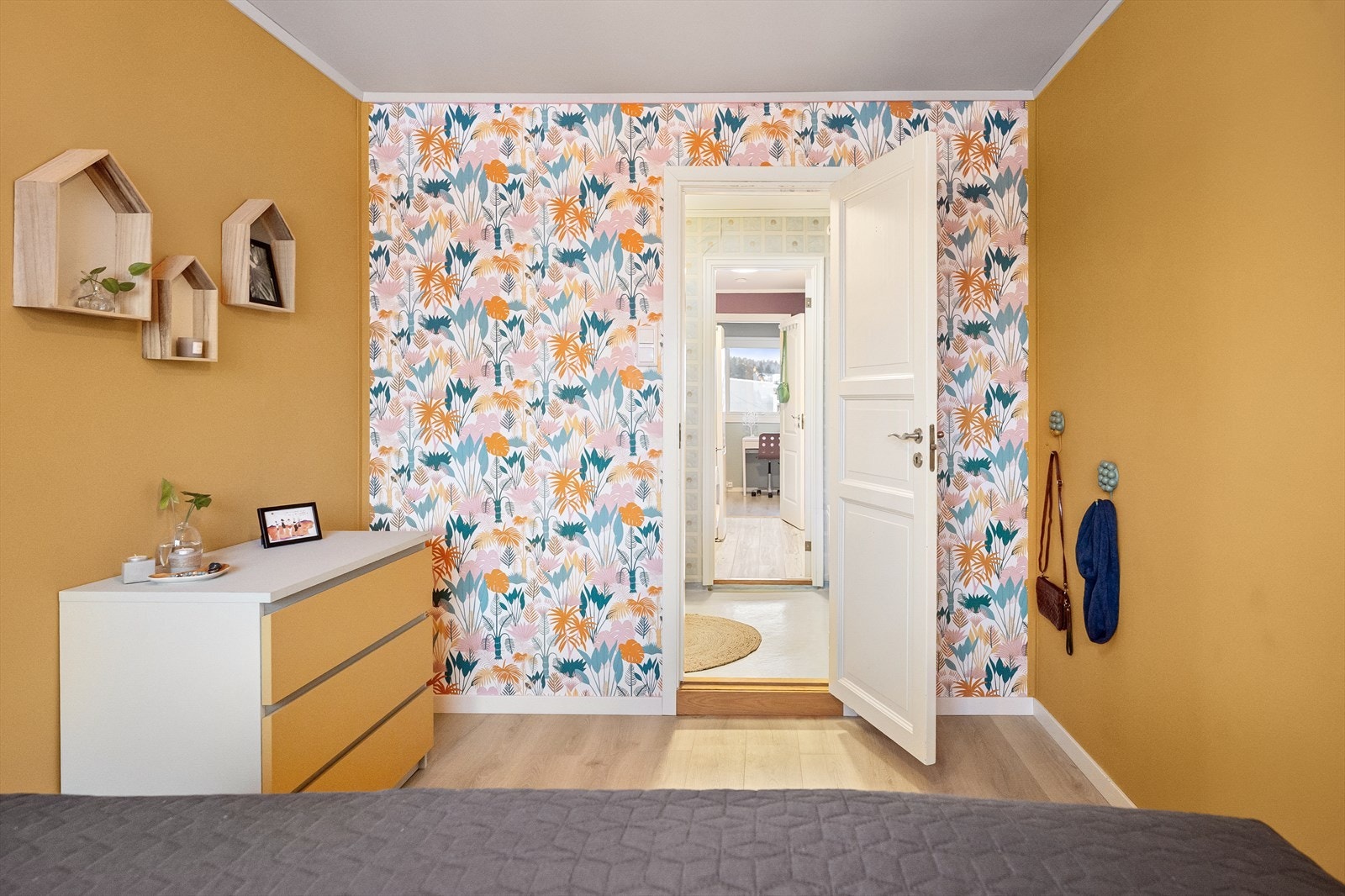 En fondvegg med tapet gir hovedsoverommet et personlig og dekorativt preg. Galleribilde