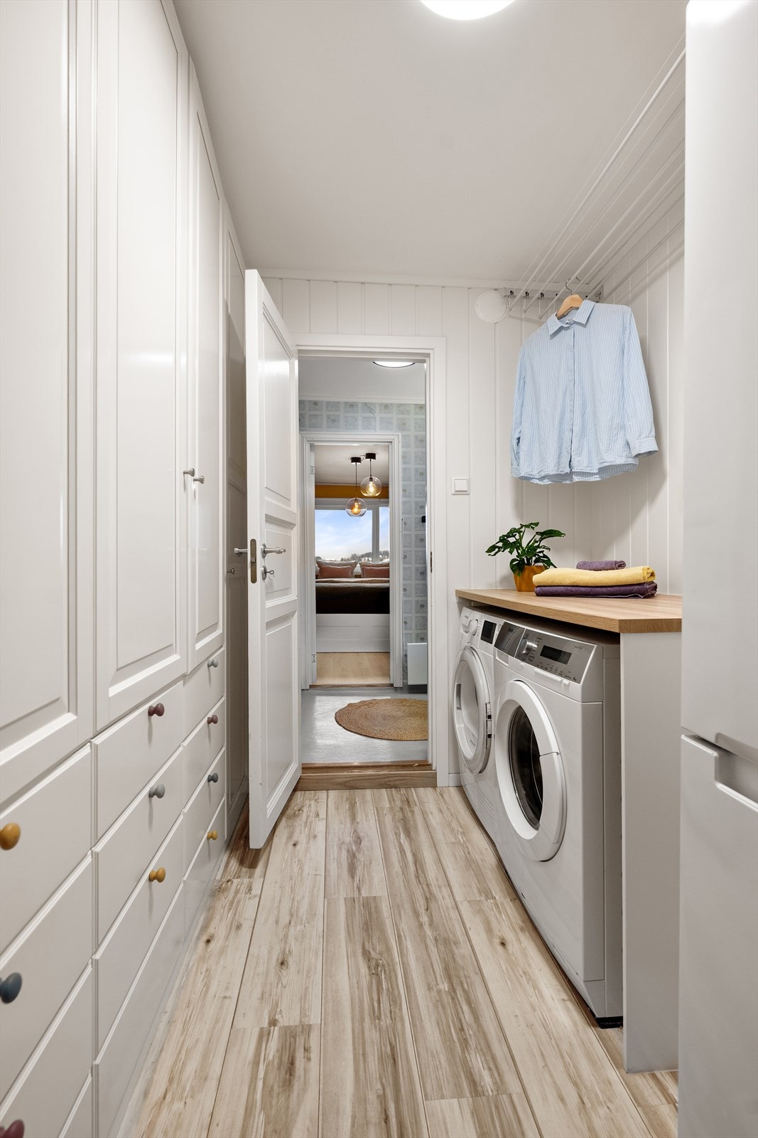 Her har du pplegg for vaskemaskin og automatisk vannstopper gir ekstra trygghet, i tillegg til gode garderobeløsninger. Galleribilde