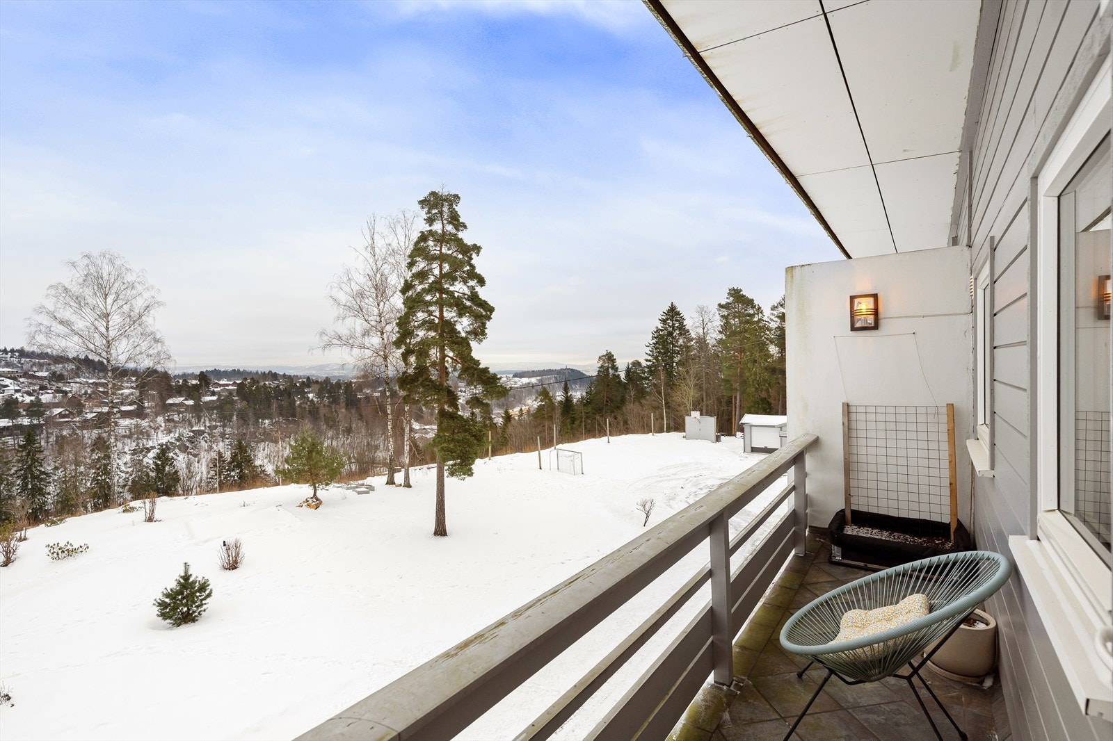 Balkongen på 8 m² utenfor kjøkkenet har også et flott utsyn og en usjenert tilværelse. Galleribilde