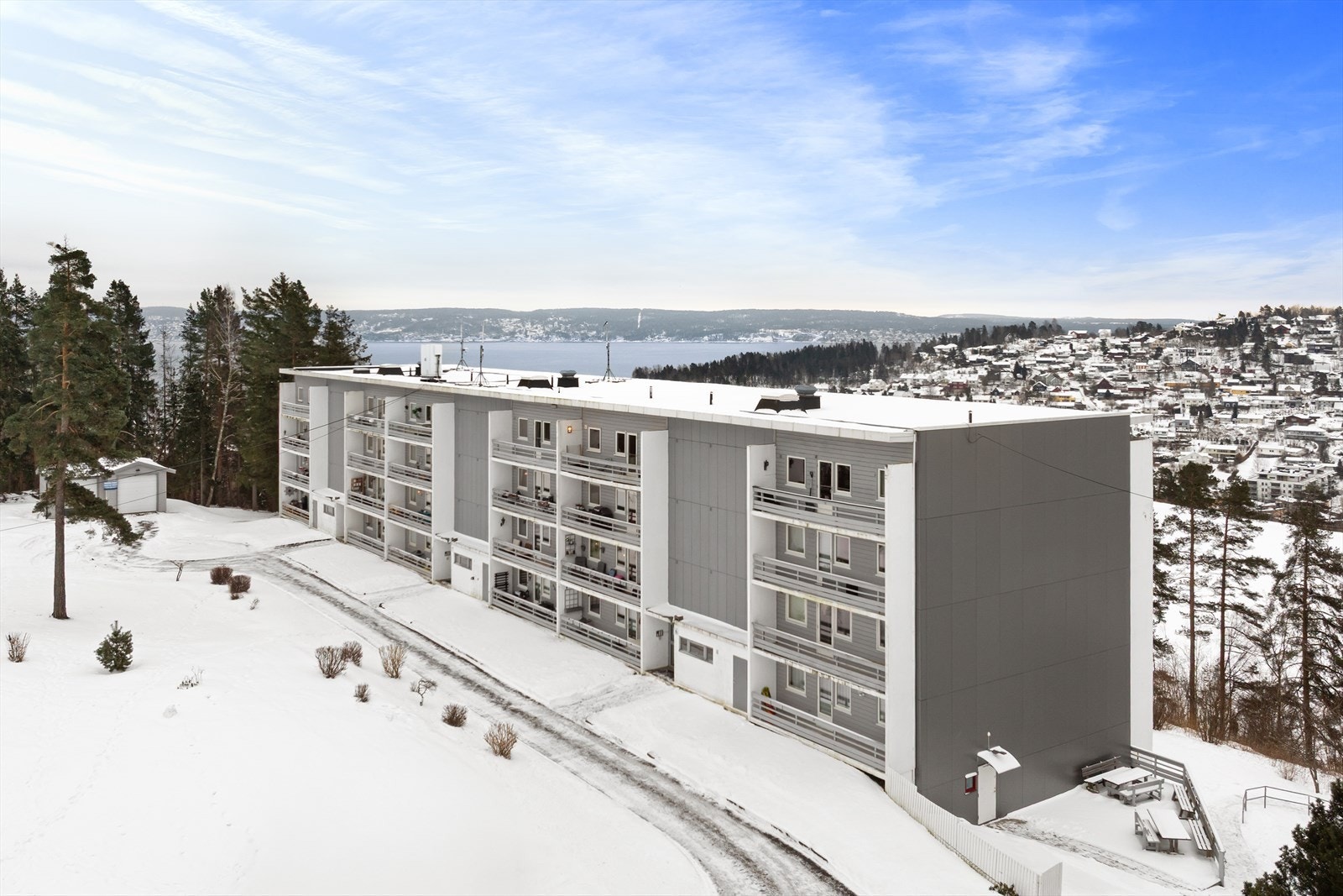 Nilsemarka ligger sentralt til med bussholdeplass i kort gangavstand, samt kort vei til helårsbåt til Oslo. Galleribilde