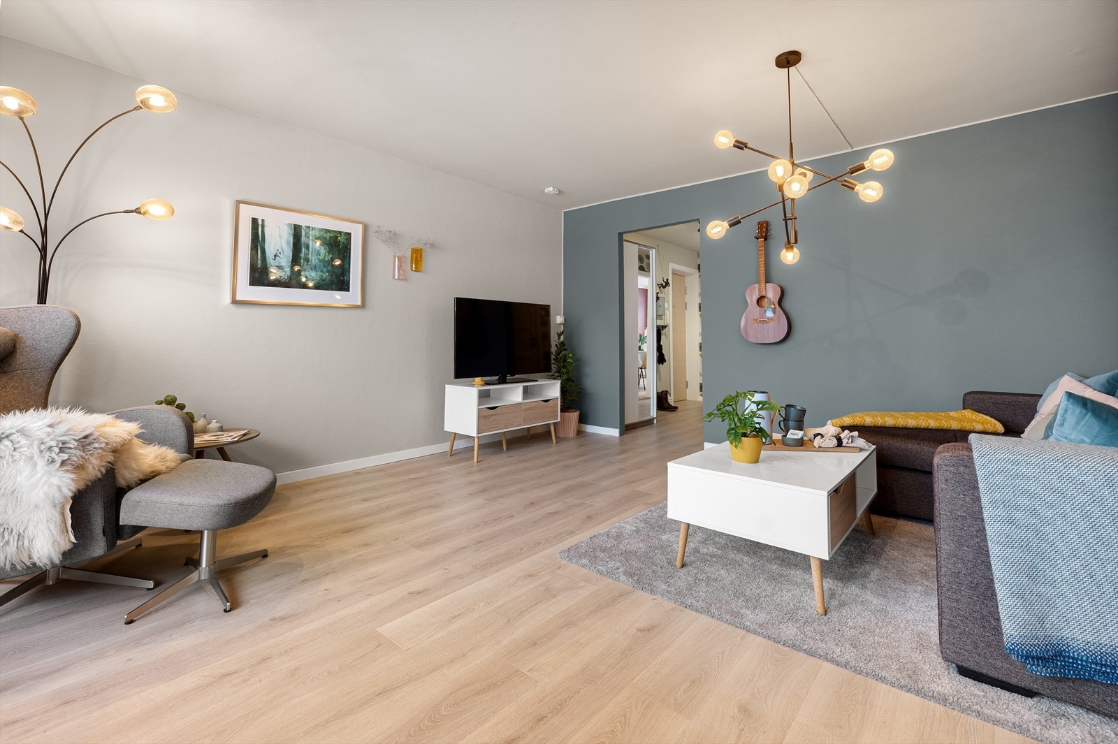 Den gode størrelsen på stuen gjør det enkelt å møblere etter ønske og behov. Galleribilde