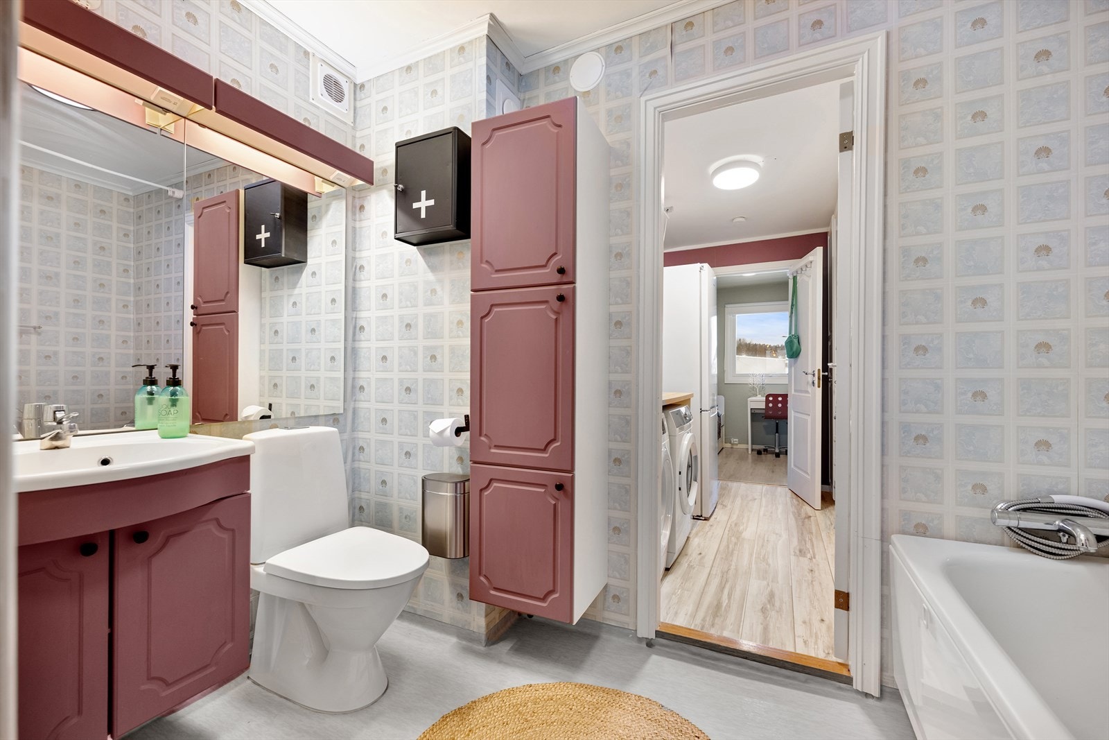 I tillegg til to bad har leiligheten en praktisk vaskeromsavdeling. Galleribilde