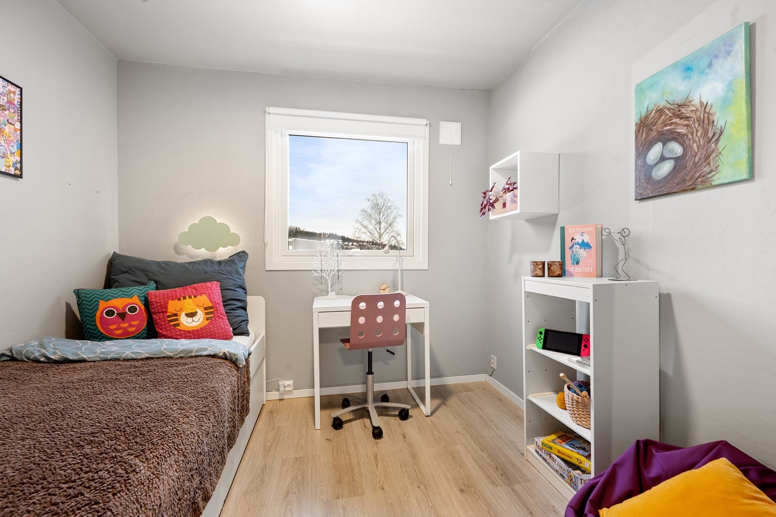 Samtlige soverom er av god størrelse. Dette soverommet har vindu fra 2015. Galleribilde