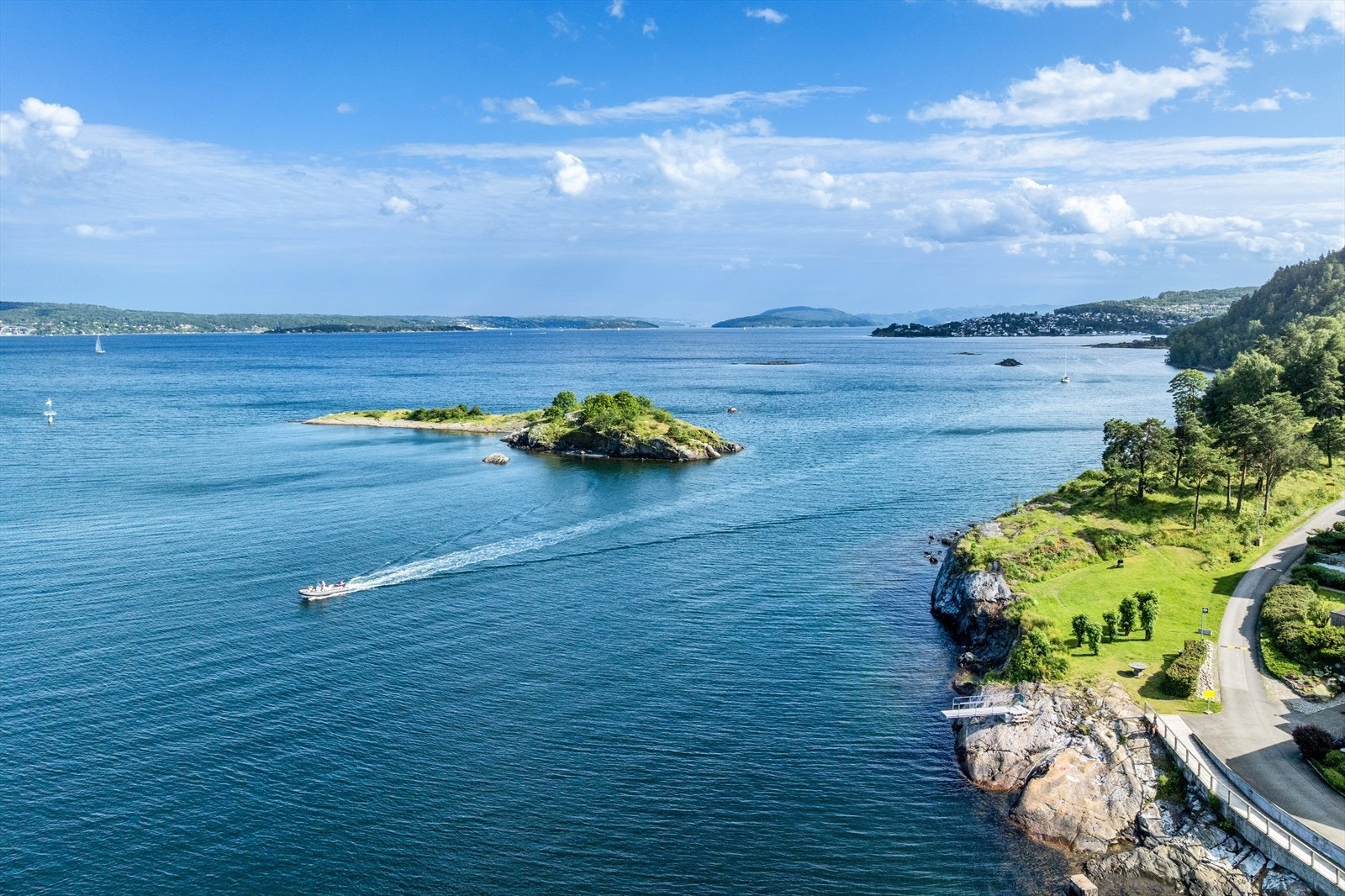 Med Kyststien i nærheten er det rike muligheter for flotte turer langs fjorden. Galleribilde