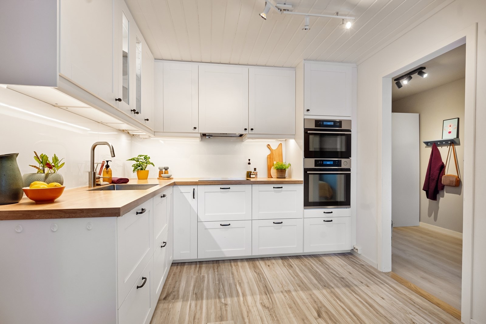 Det pene kjøkkenet fra 2017 har rikelig med skap- og benkeplass. Galleribilde