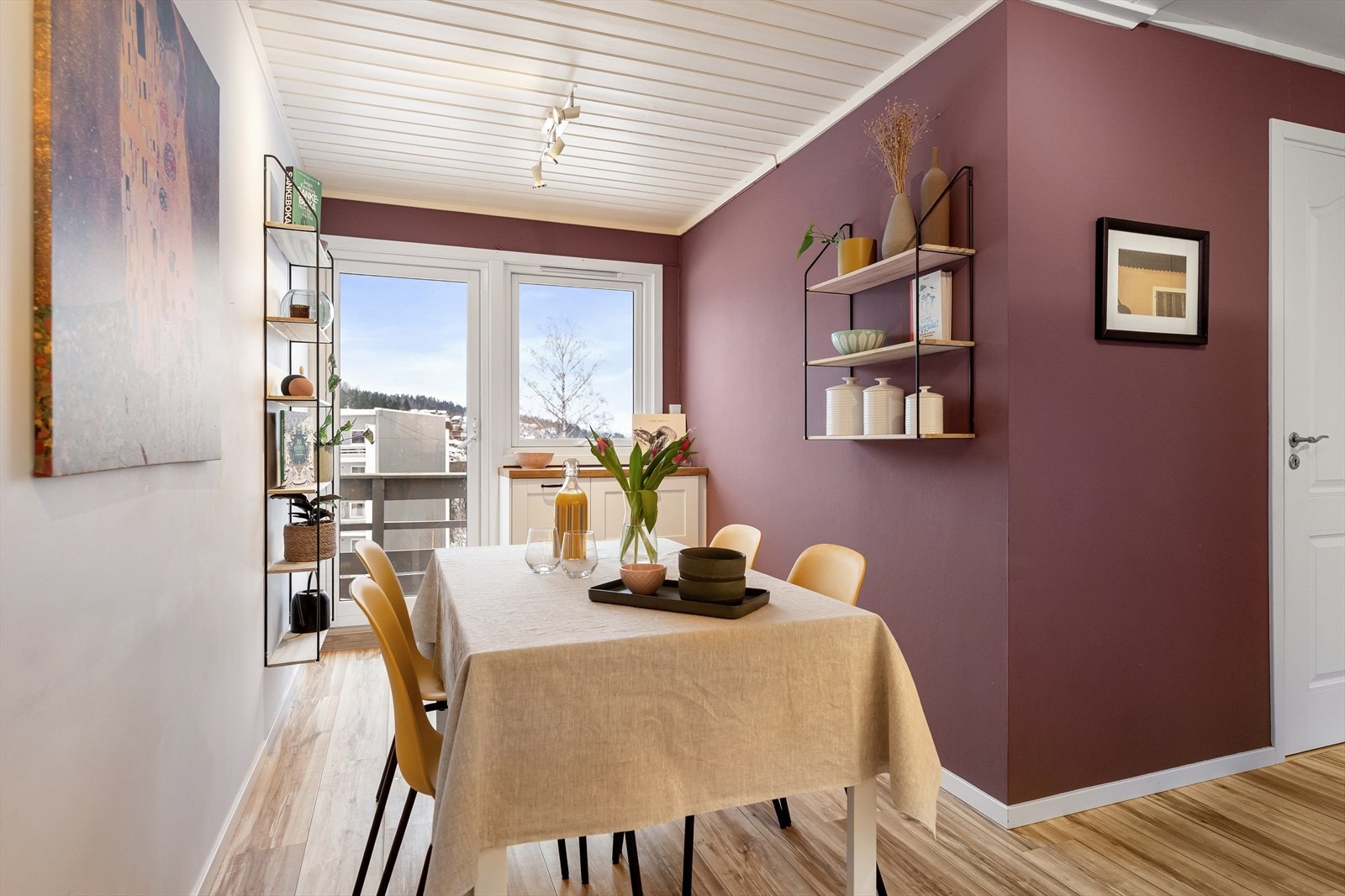 Balkong ved kjøkkenet gjør uteserveringen på sommeren enkel. Galleribilde