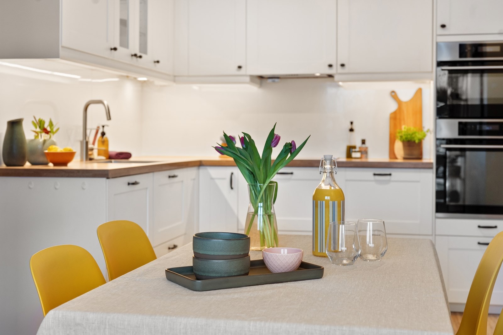 Kjøkkenet har integrerte hvitevarer som inkluderer Induksjonstopp, stekeovn,oppvaskmaskin og mikrobølgeovn Galleribilde