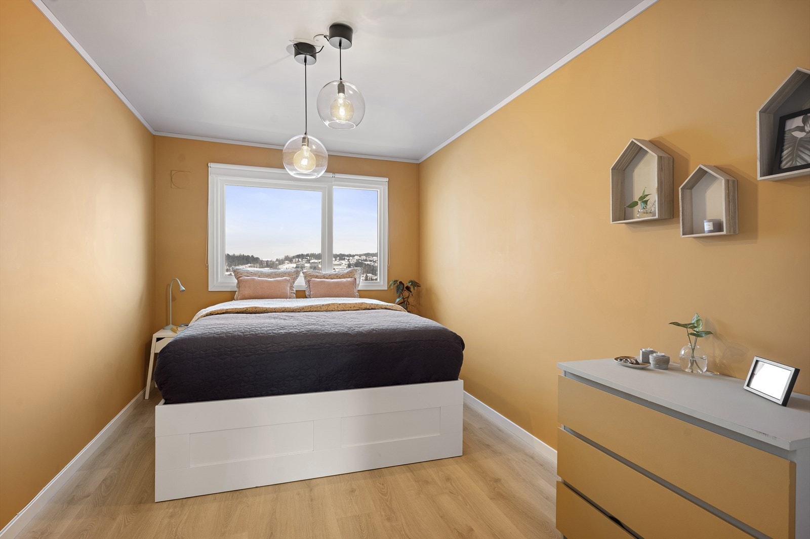 Hovedsoverommet har nyere vinduer fra 2020 og god plass til dobbeltseng. Galleribilde