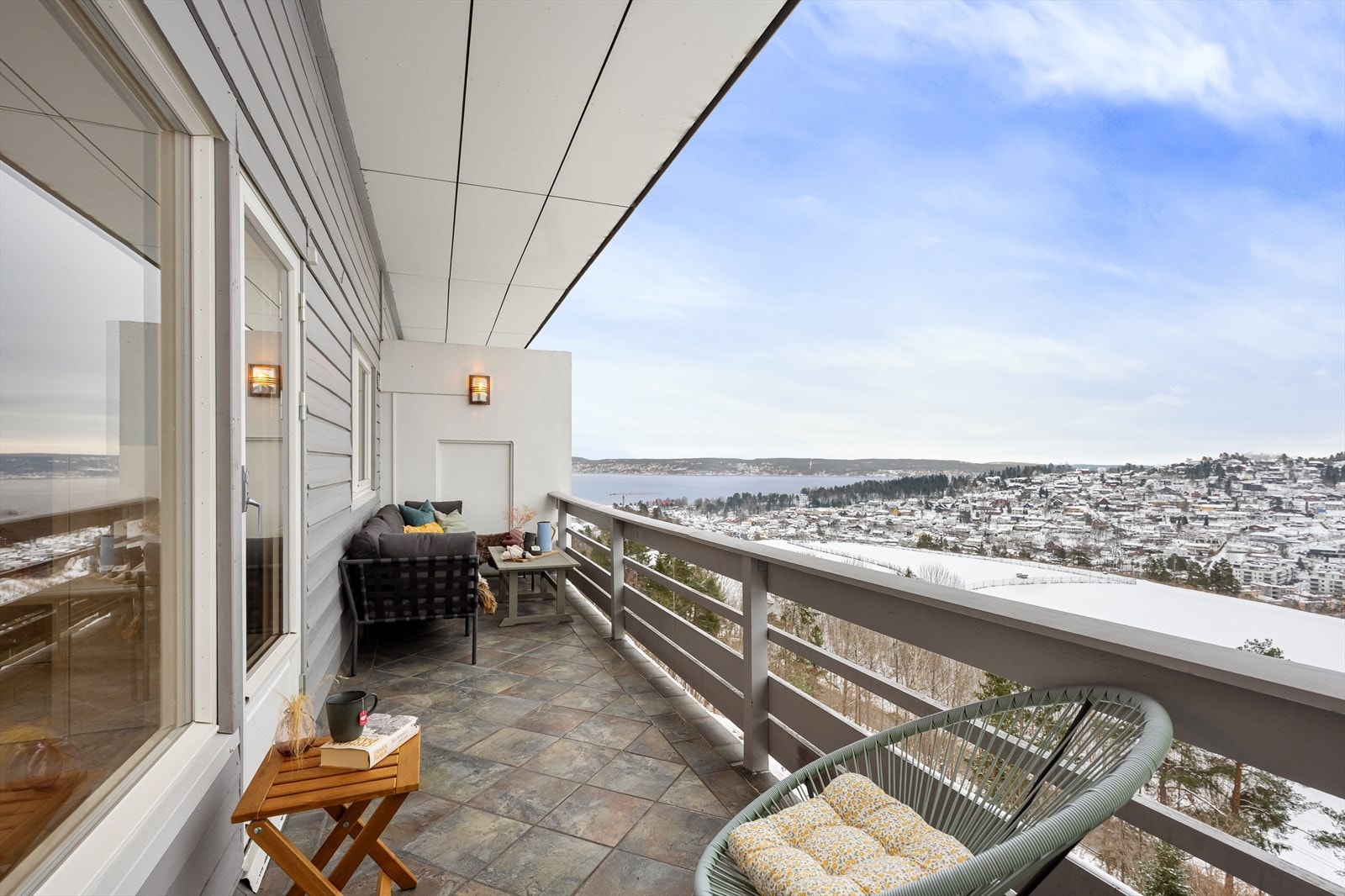 På balkongen ved stuen har du god plass for flere sosiale soner. Galleribilde